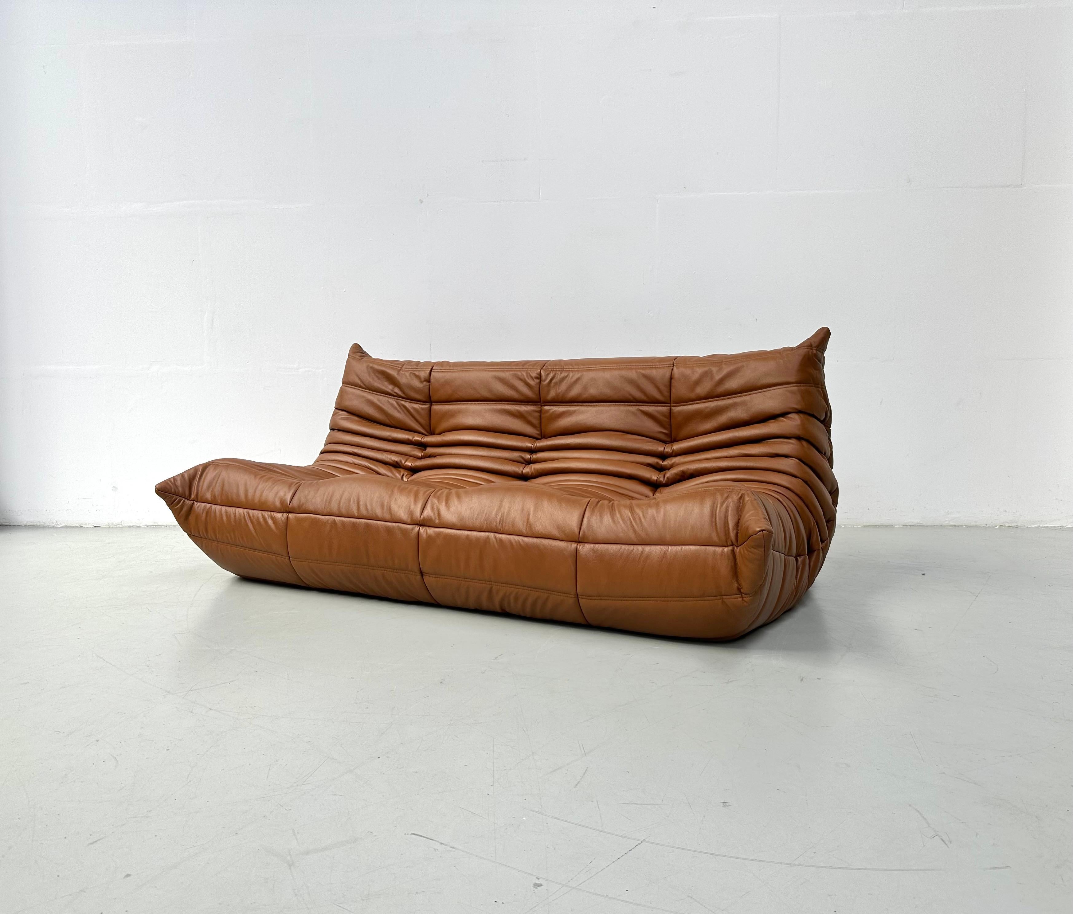 Français Canapé Togo français en cuir cognac de Michel Ducaroy pour Ligne Roset. en vente