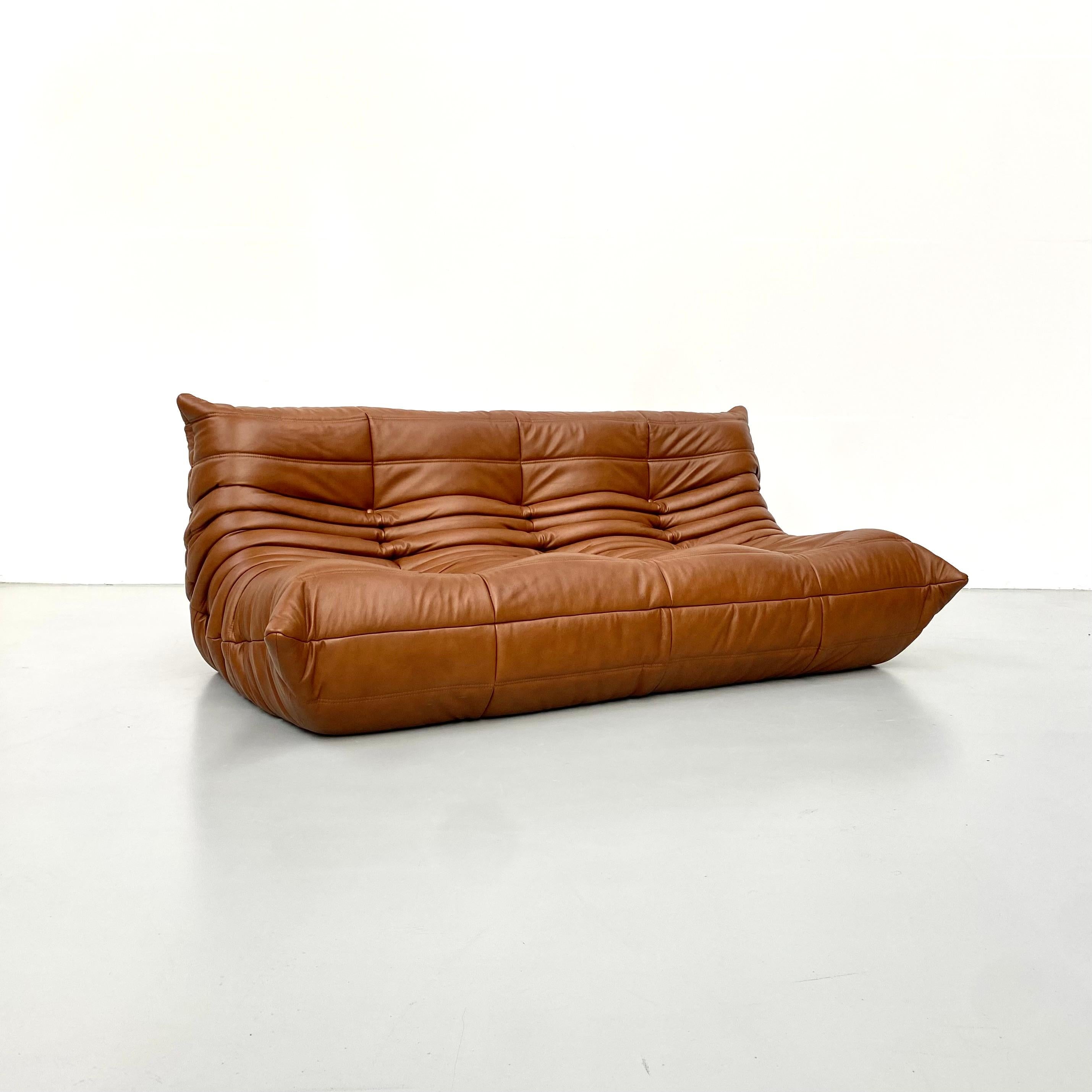 Français Canapé Togo français en cuir cognac de Michel Ducaroy pour Ligne Roset.