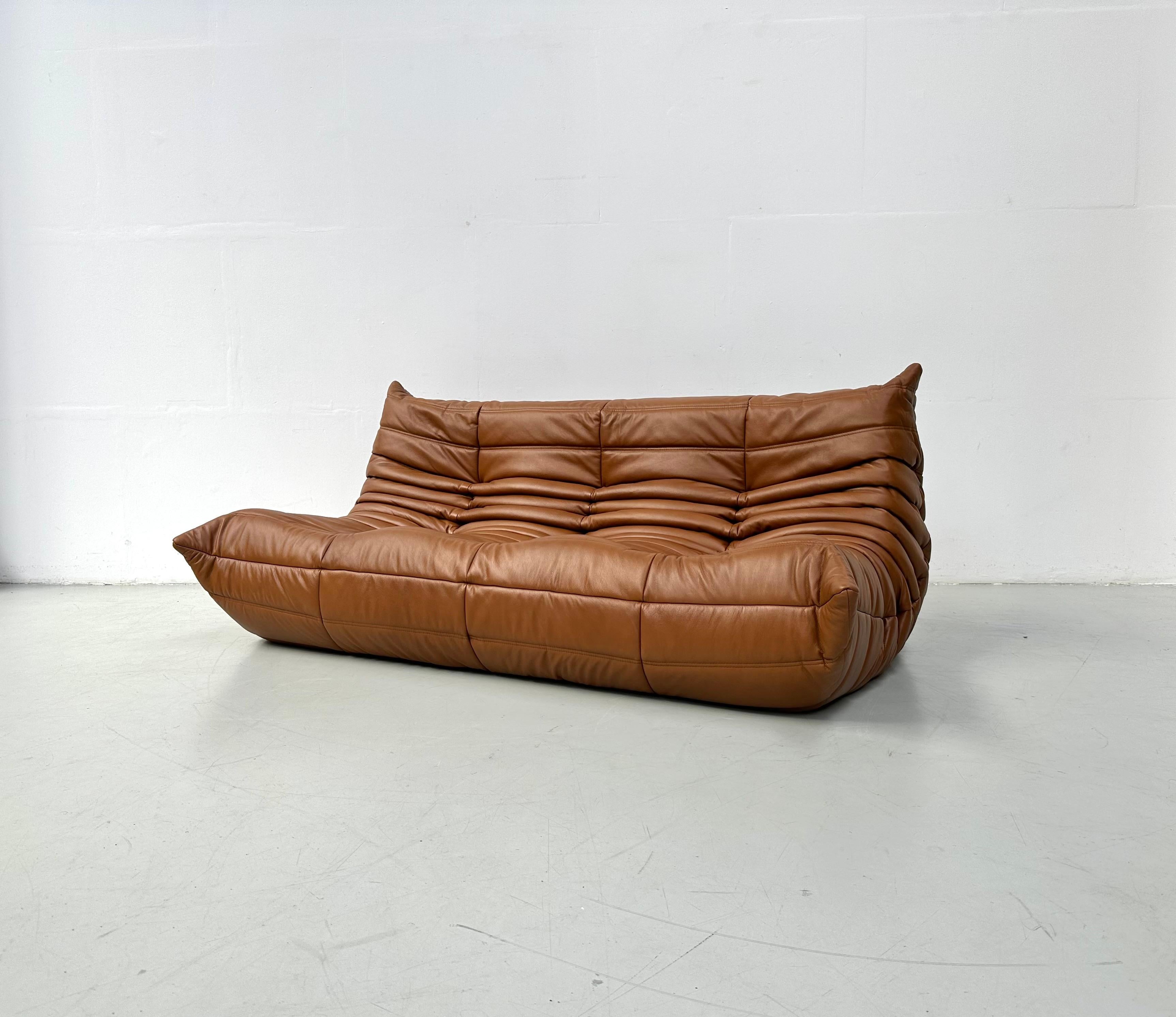 20ième siècle Canapé Togo français en cuir cognac de Michel Ducaroy pour Ligne Roset.