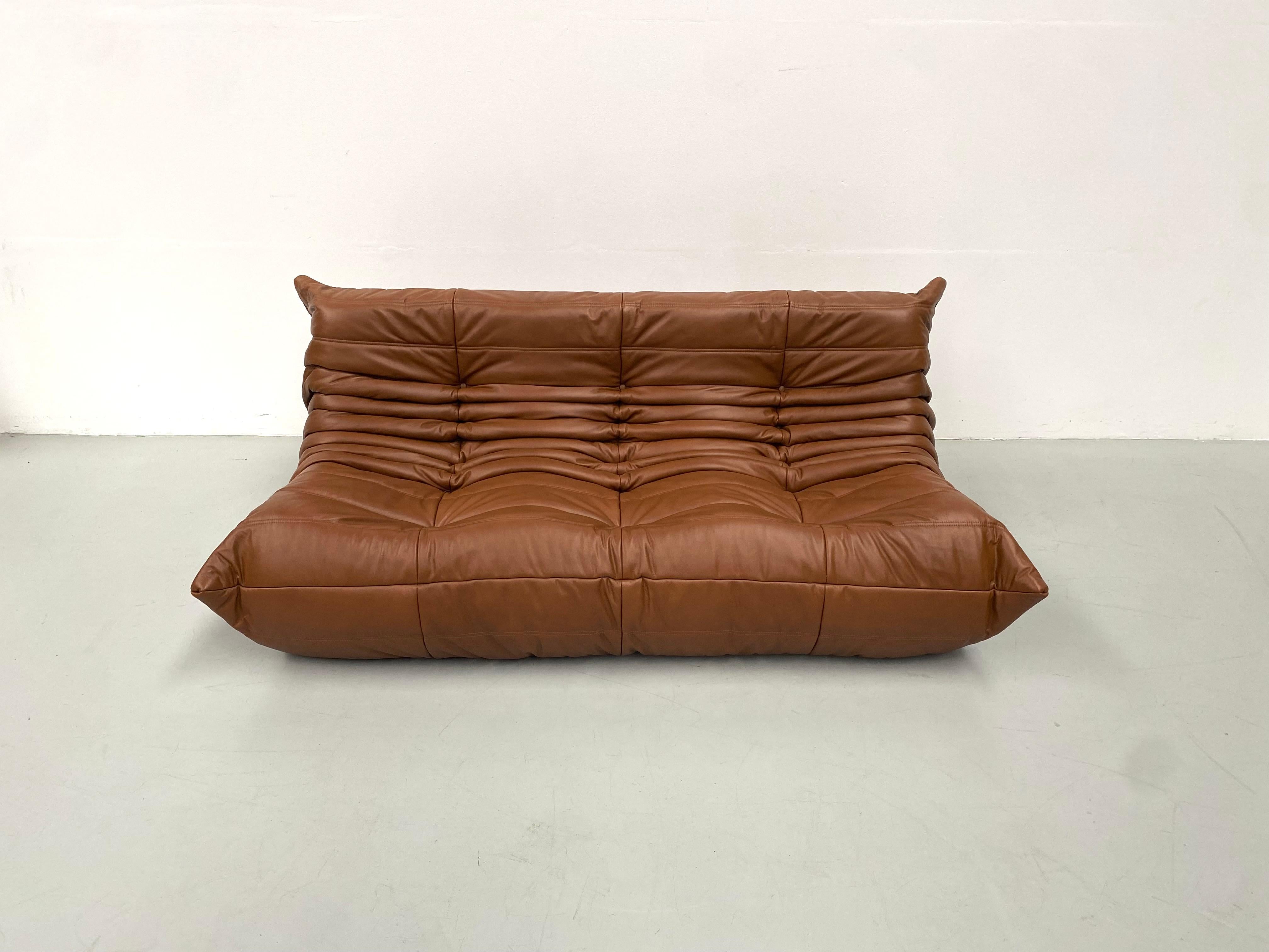 The Togo was designed by Michel Ducaroy in 1973 for Ligne Roset. This particular Togo 3-seater is restored.
Parts of weak foam have been replaced by new foam. Thereafter the sofa is newly upholstered in fine Italian leather. Upon agreement with