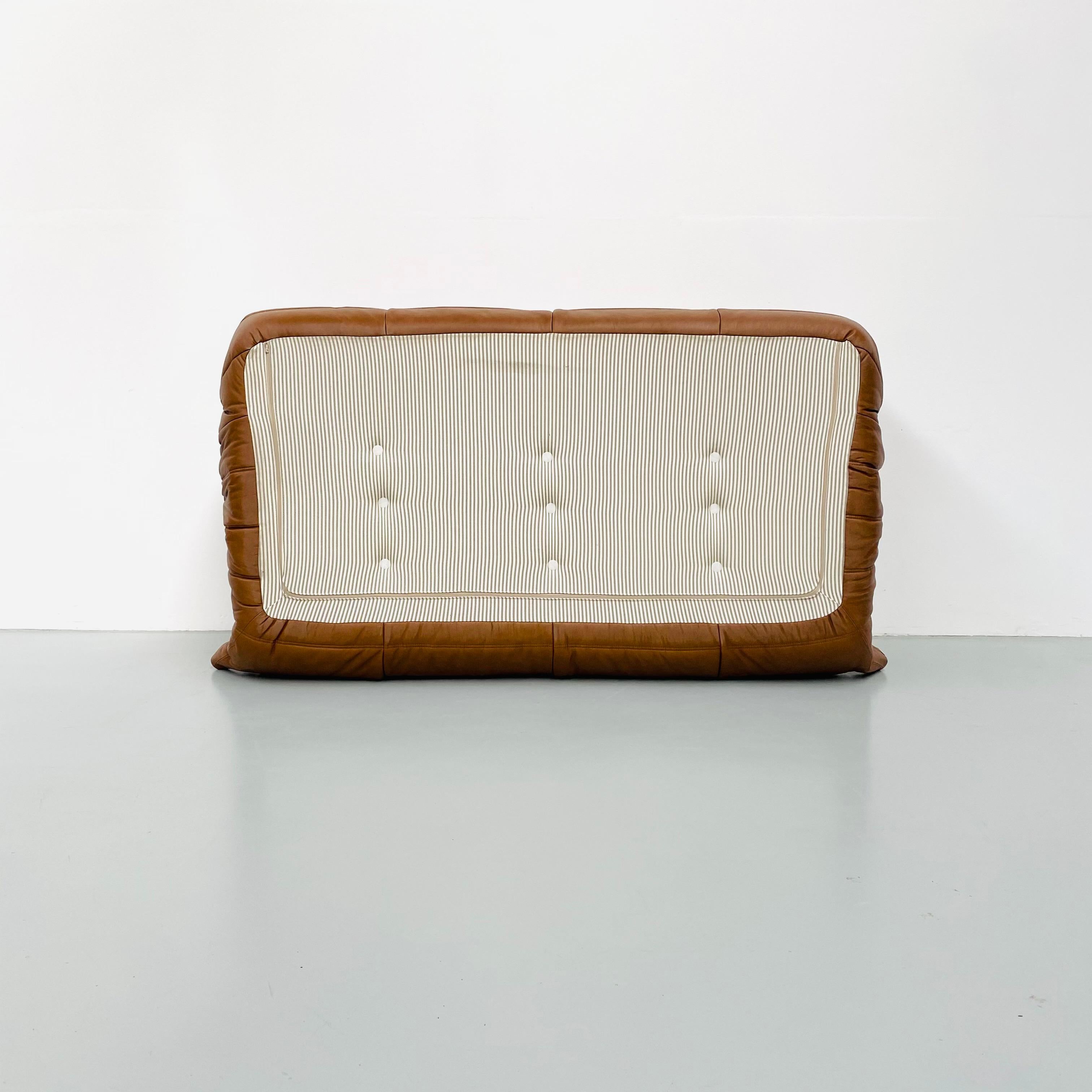 Cuir Canapé Togo français en cuir cognac foncé de Michel Ducaroy pour Ligne Roset, 1974