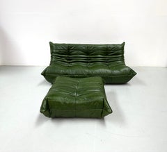Canapé Togo français avec pouf en cuir vert de M.Ducaroy pour Ligne Roset.