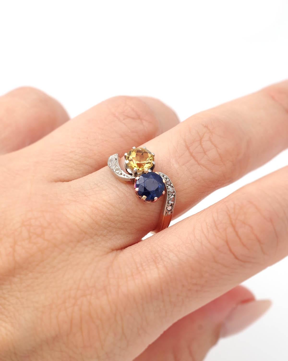 Toi Moi citrine sapphire ring in 18 karat gold and platinum. Ring formed by a band set with a natural old-cut sapphire and a citrine. The shoulders of the ring are set with small rose-cut diamonds in a platinum setting. Ring from the Belle Époque