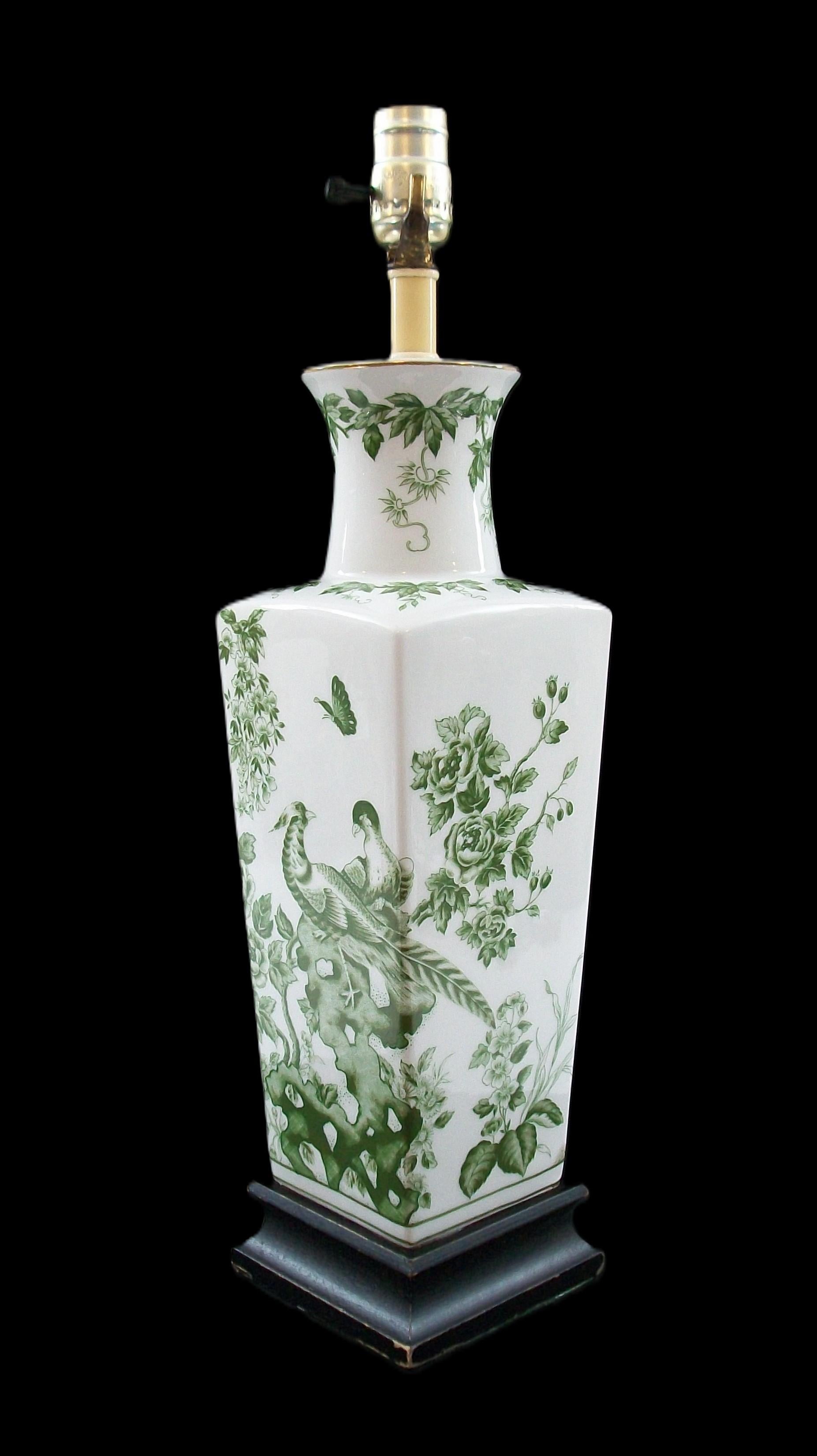 Lampe imprimée par transfert de style toile de jouy française - présentant un motif continu de fleurs et d'oiseaux sur les quatre côtés - motif imprimé en vert sur un fond émaillé blanc - base en bois carrée peinte d'origine - États-Unis - vers les