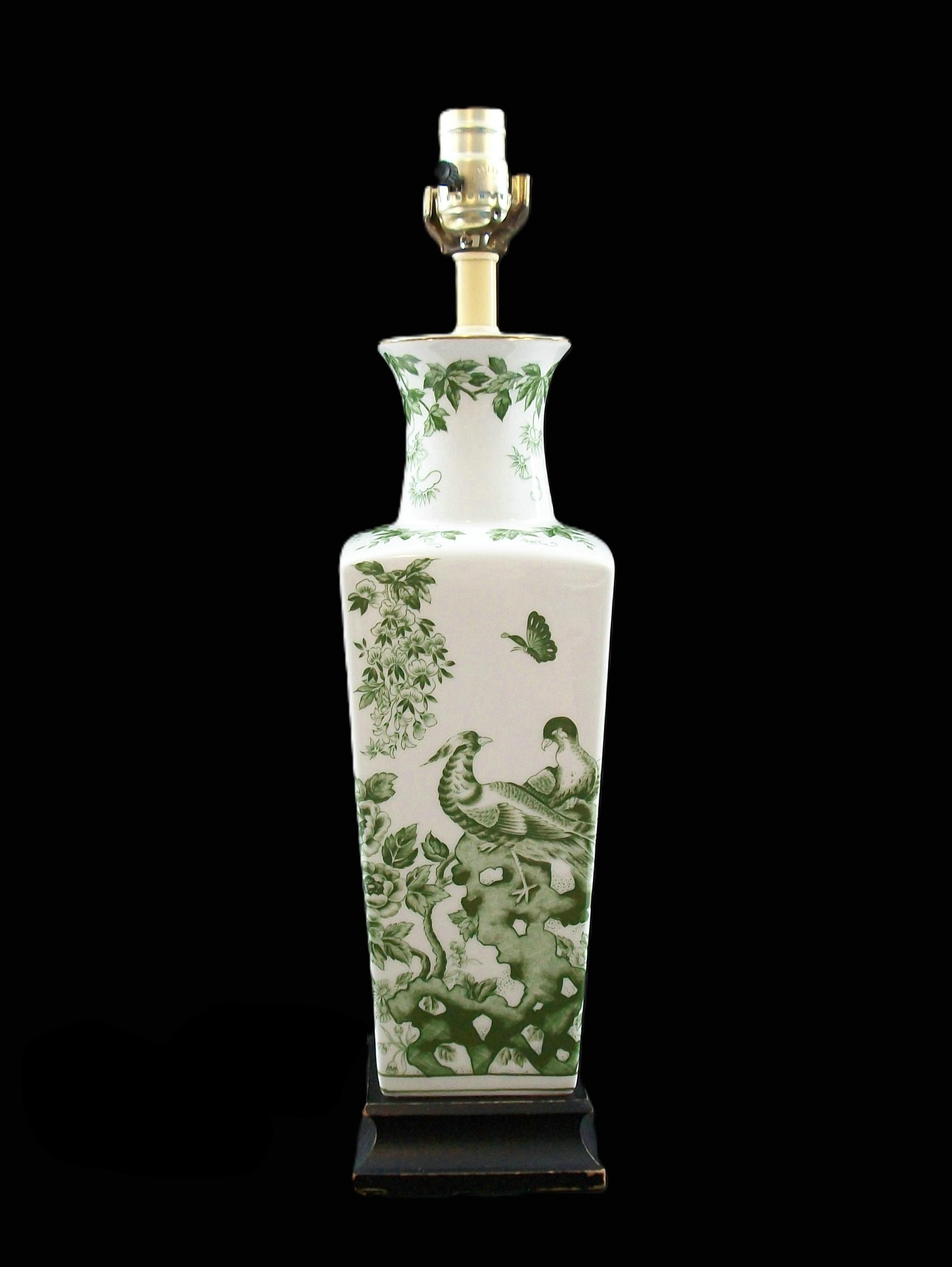Provincial français Lampe en porcelaine imprimée par transfert de style Toile - U.S.A. - Circa 1950's en vente