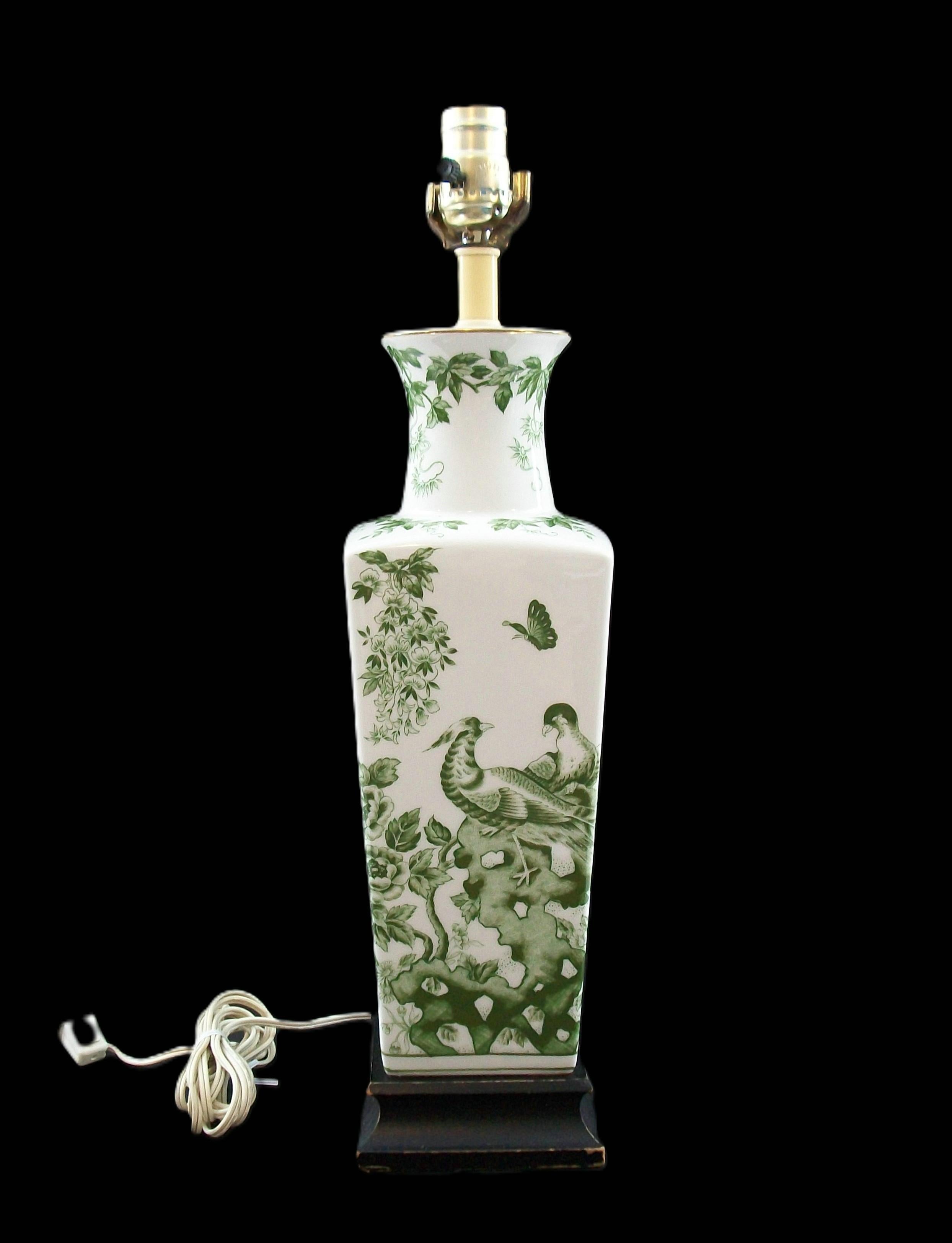 Américain Lampe en porcelaine imprimée par transfert de style Toile - U.S.A. - Circa 1950's en vente