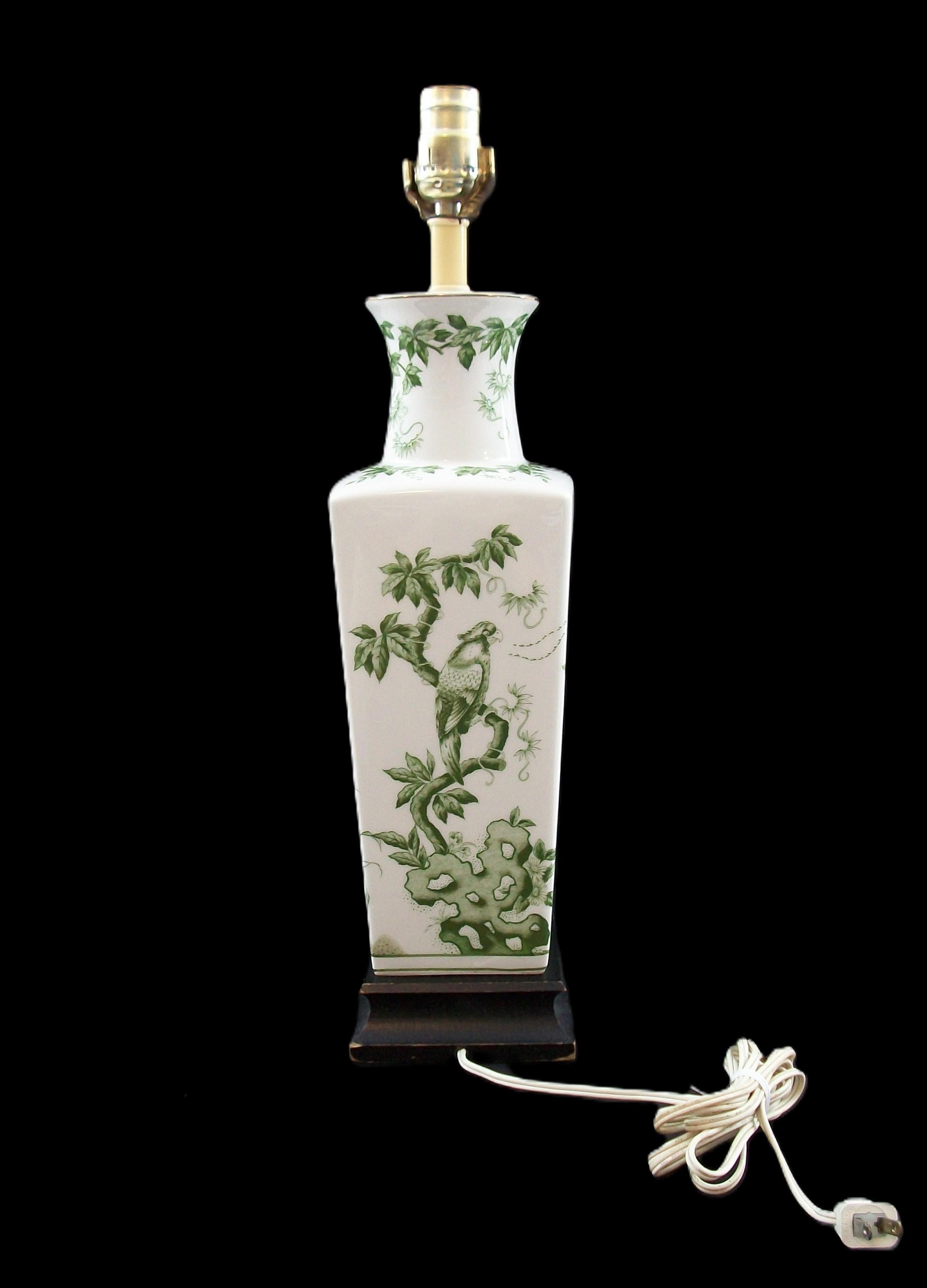 Vernissé Lampe en porcelaine imprimée par transfert de style Toile - U.S.A. - Circa 1950's en vente