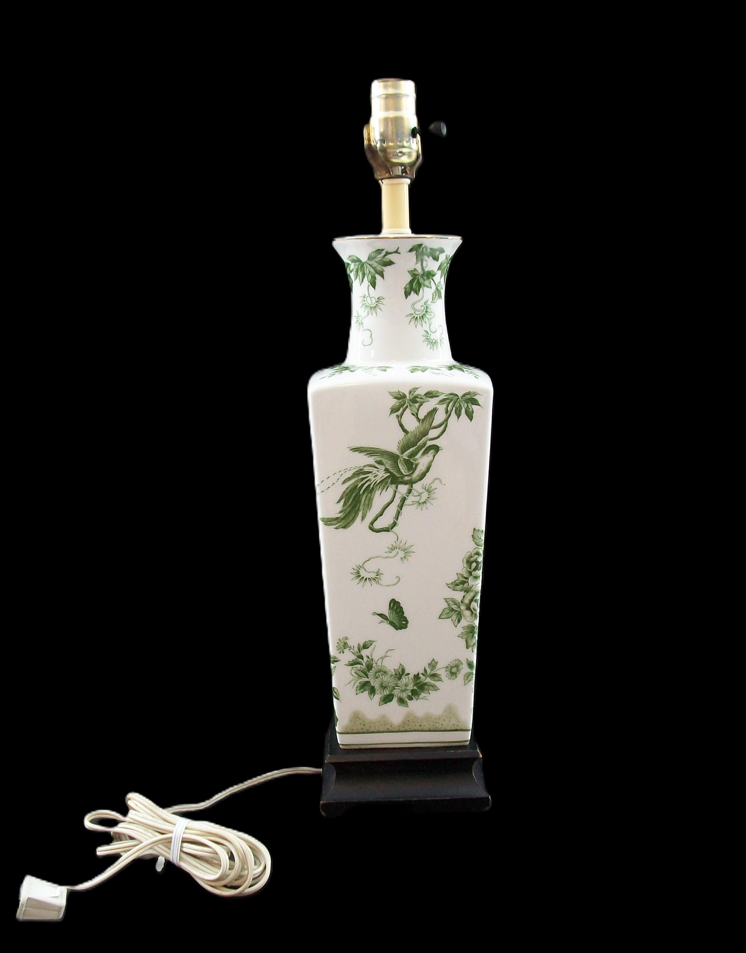 Lampe en porcelaine imprimée par transfert de style Toile - U.S.A. - Circa 1950's Bon état - En vente à Chatham, ON