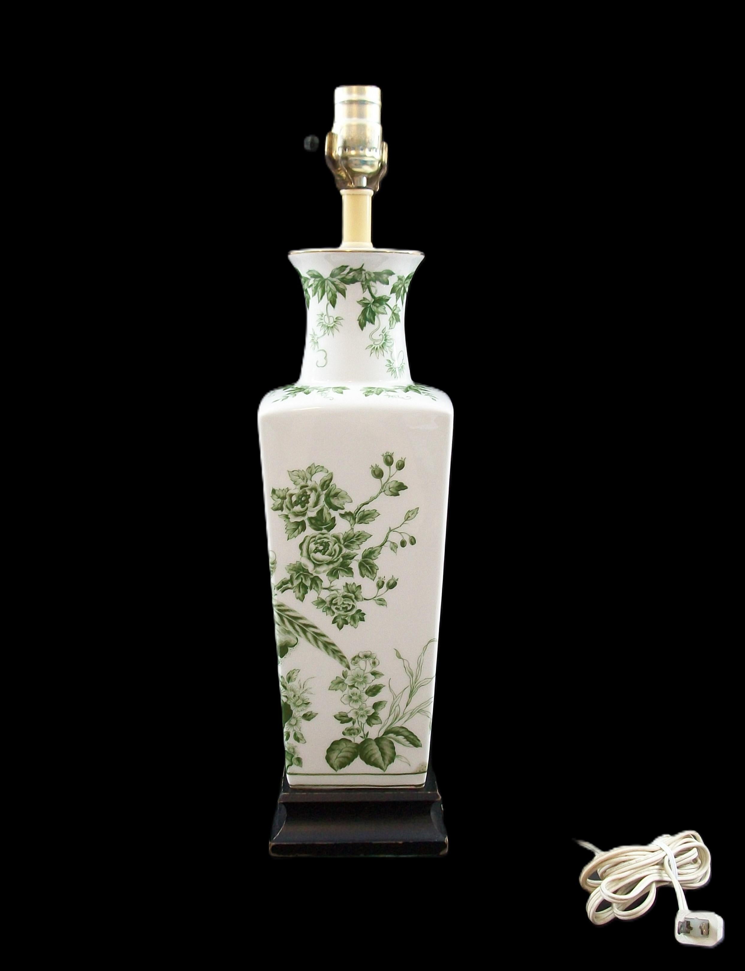 20ième siècle Lampe en porcelaine imprimée par transfert de style Toile - U.S.A. - Circa 1950's en vente