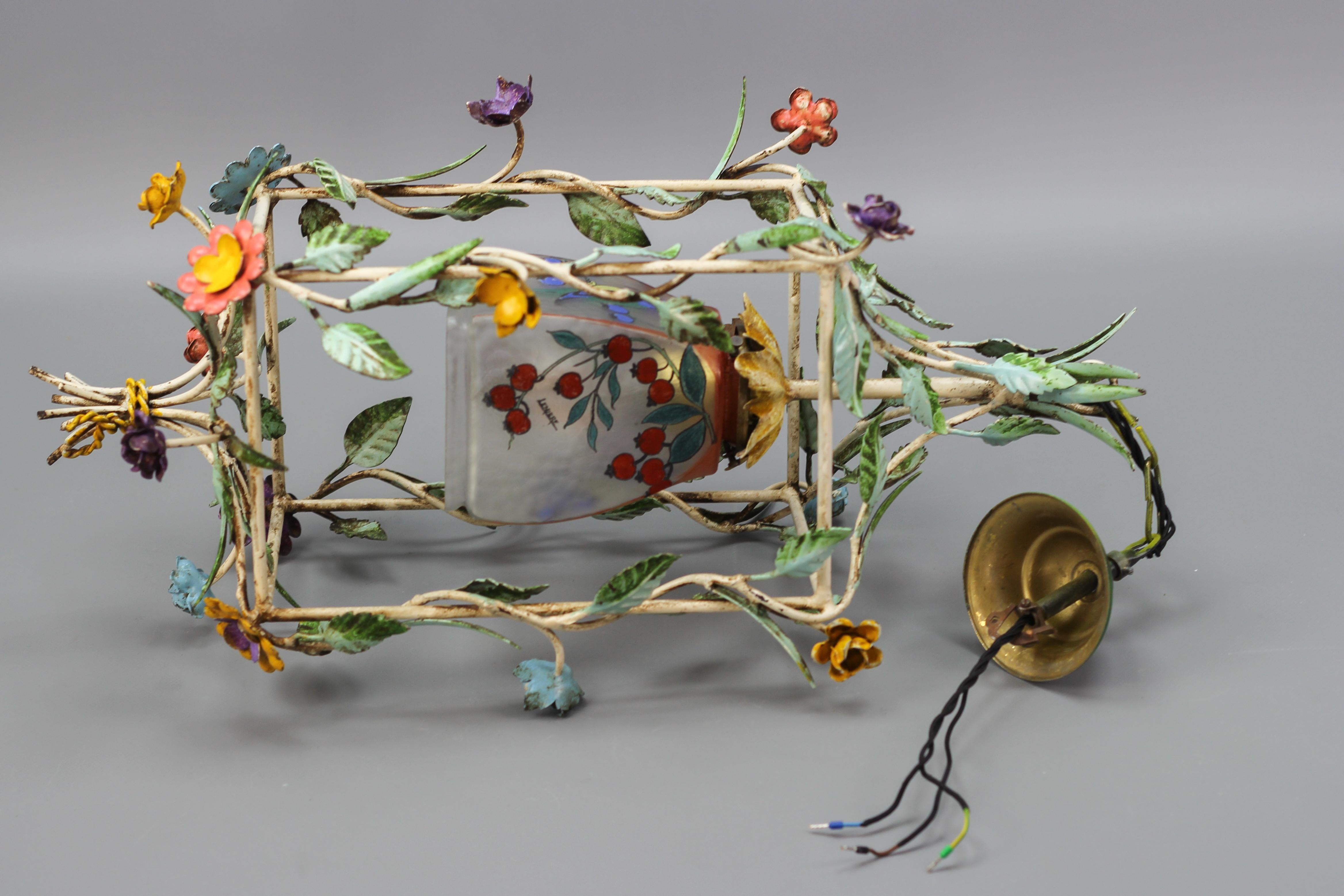 Lampe à suspension française en tôle et verre polychrome en forme de cage à fleurs pastel, années 1950 en vente 7