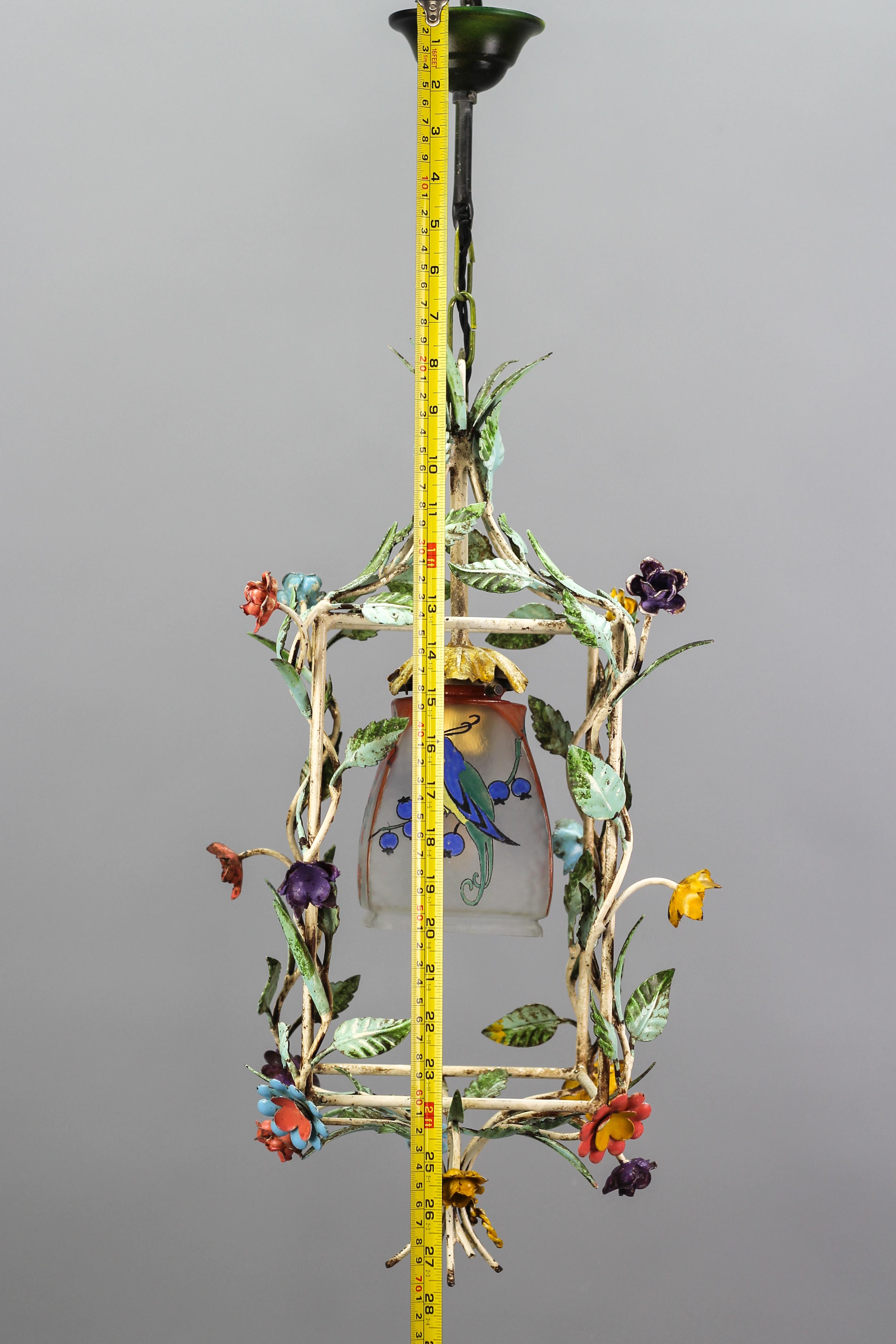 Lampe à suspension française en tôle et verre polychrome en forme de cage à fleurs pastel, années 1950 en vente 9