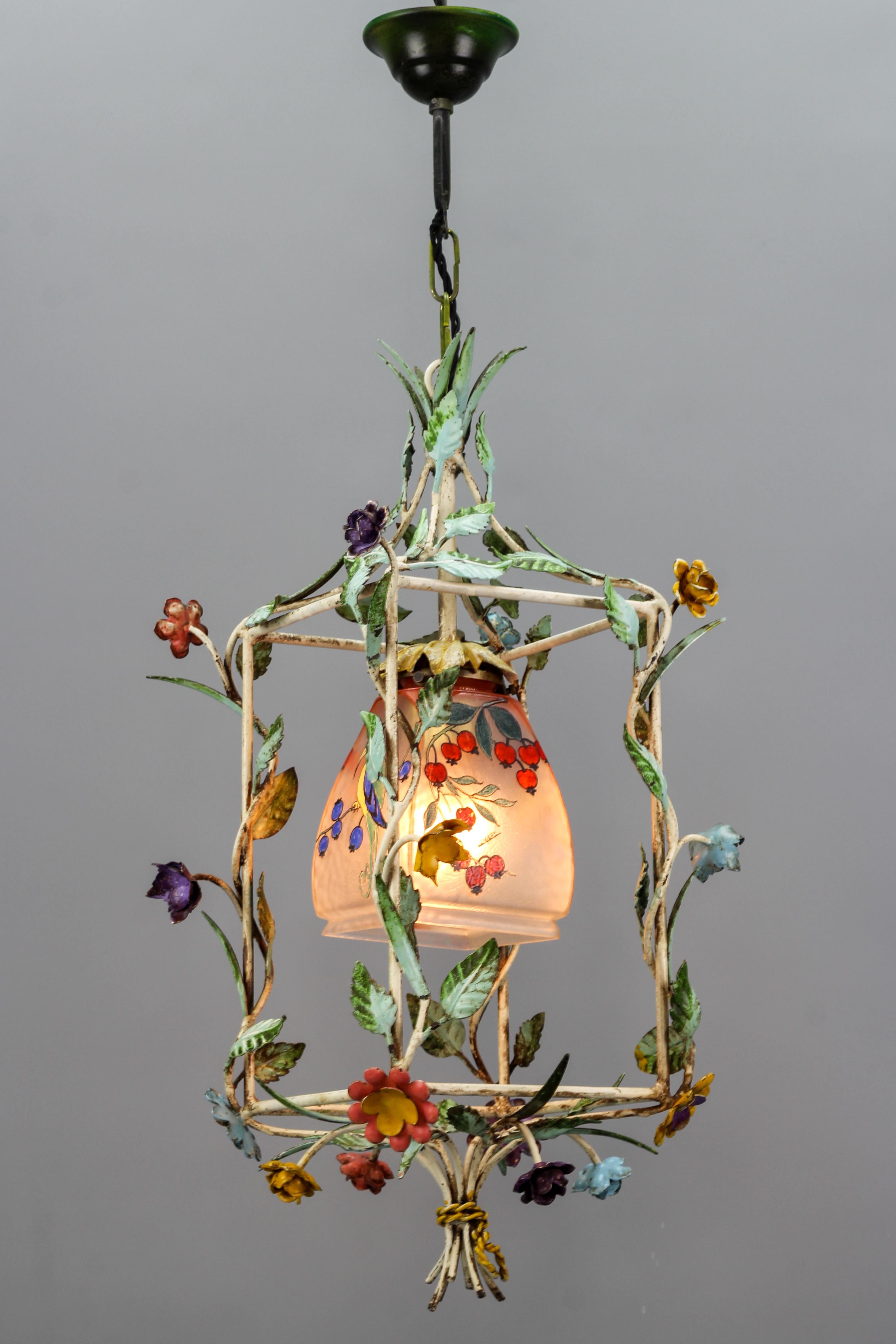 Lampe à suspension française en tôle et verre polychrome en forme de cage à fleurs pastel, années 1950 en vente 12