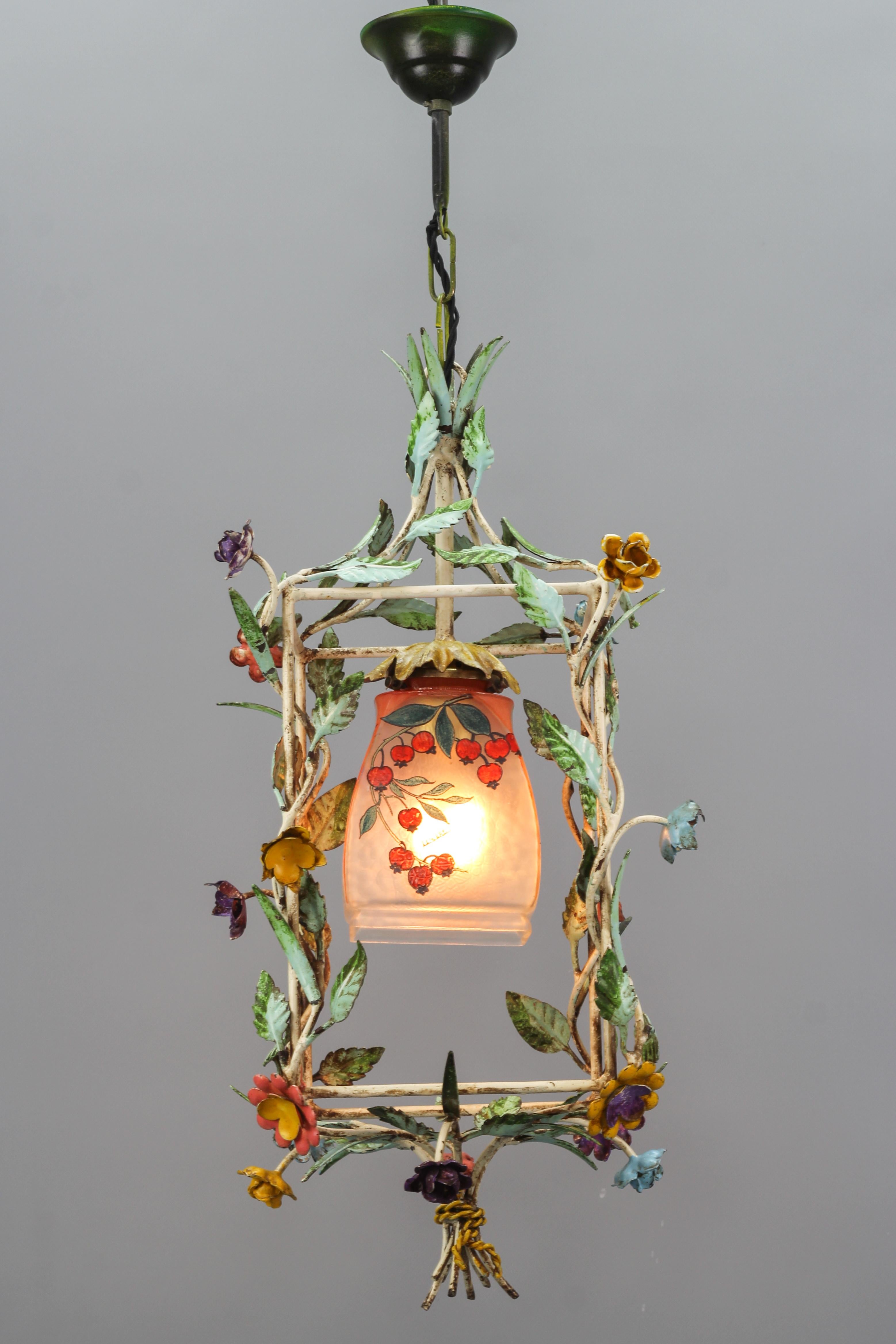 Provincial français Lampe à suspension française en tôle et verre polychrome en forme de cage à fleurs pastel, années 1950 en vente