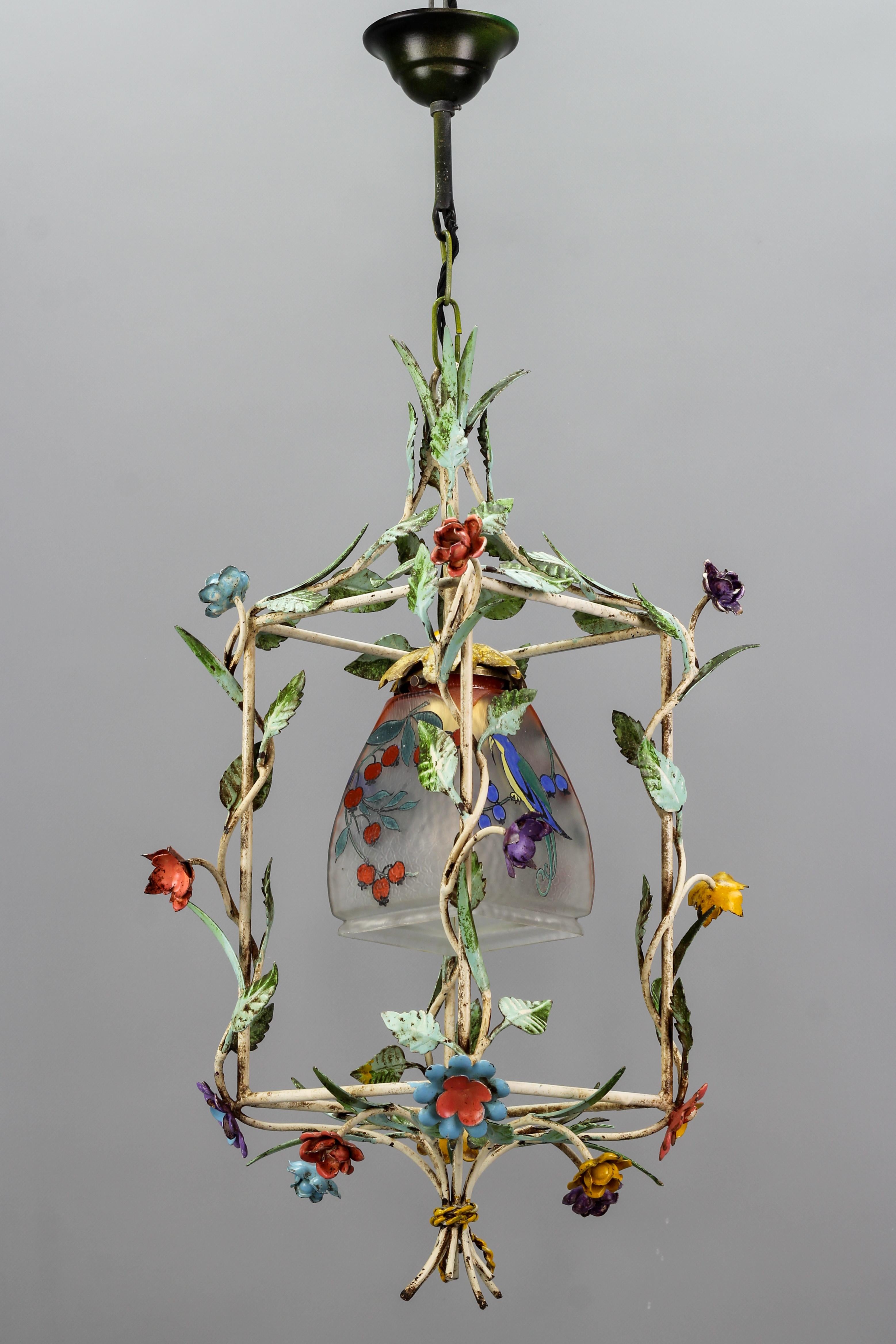 Dépoli Lampe à suspension française en tôle et verre polychrome en forme de cage à fleurs pastel, années 1950 en vente