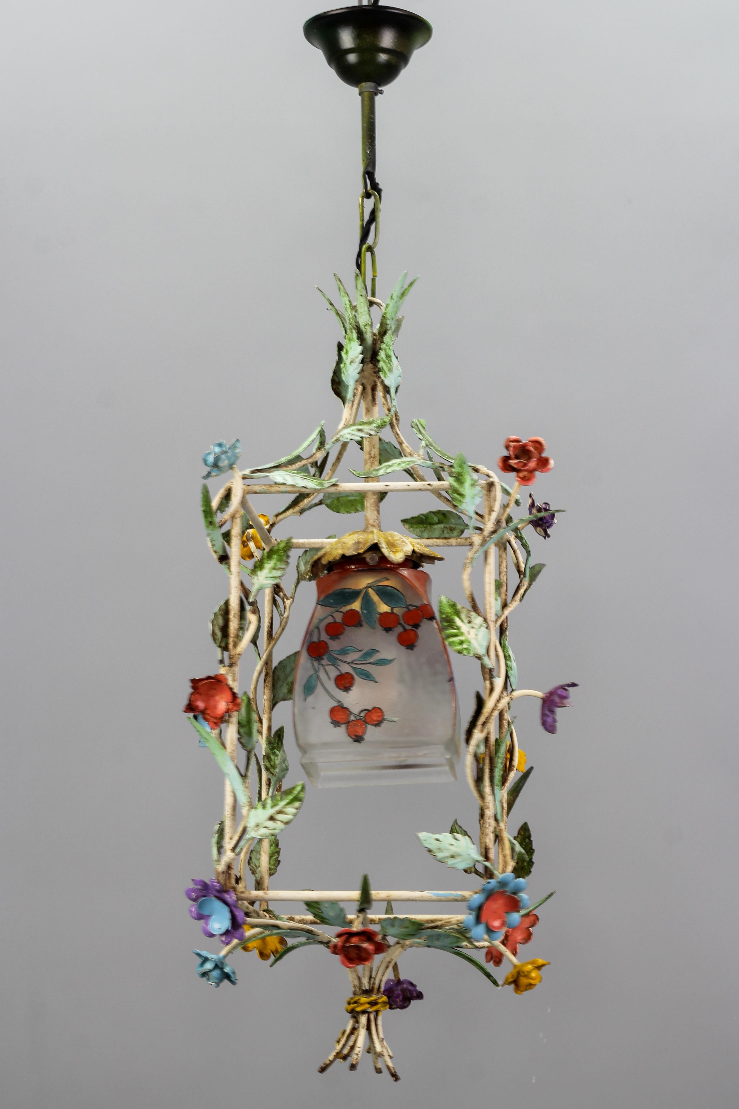 Lampe à suspension française en tôle et verre polychrome en forme de cage à fleurs pastel, années 1950 Bon état - En vente à Barntrup, DE