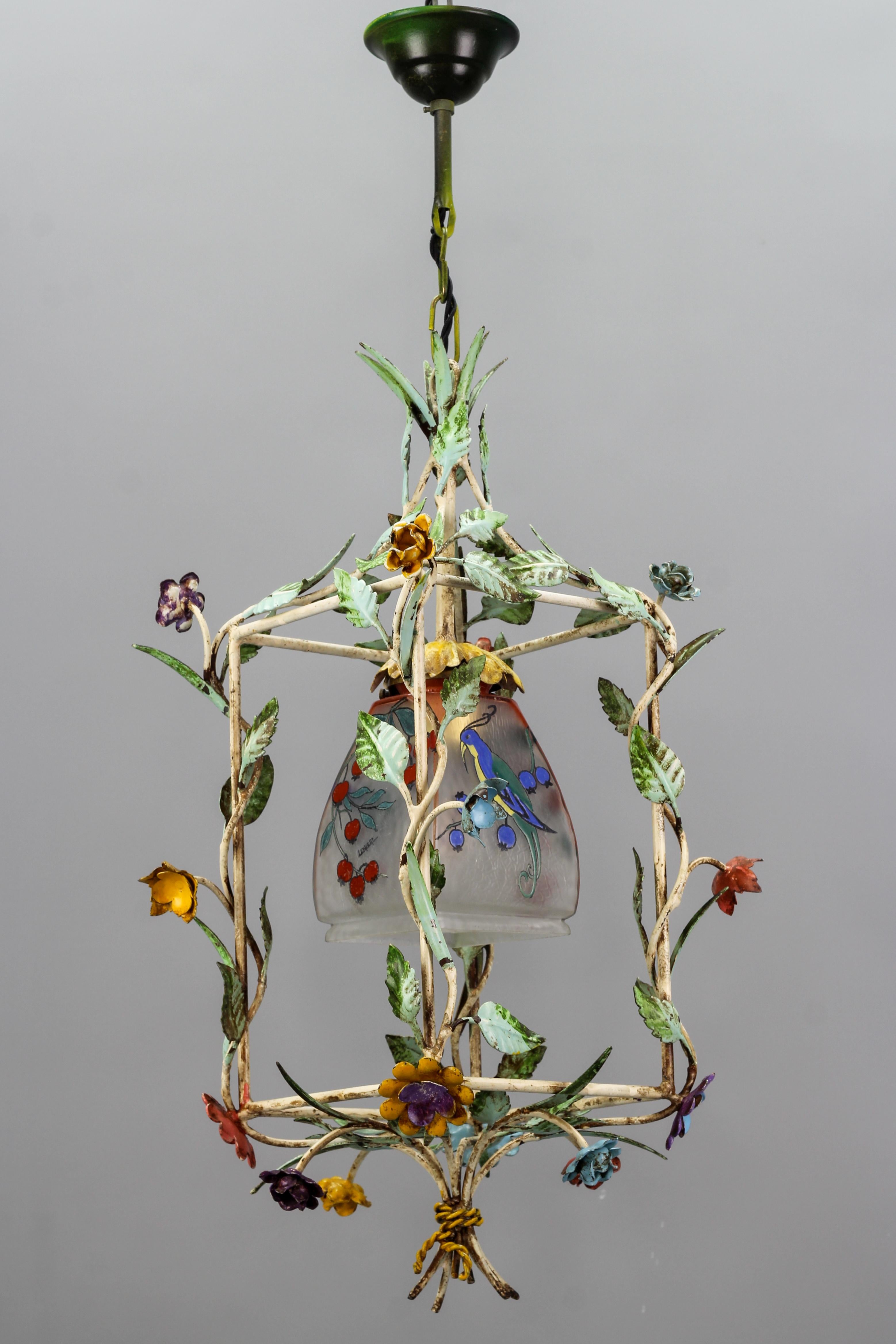 Milieu du XXe siècle Lampe à suspension française en tôle et verre polychrome en forme de cage à fleurs pastel, années 1950 en vente