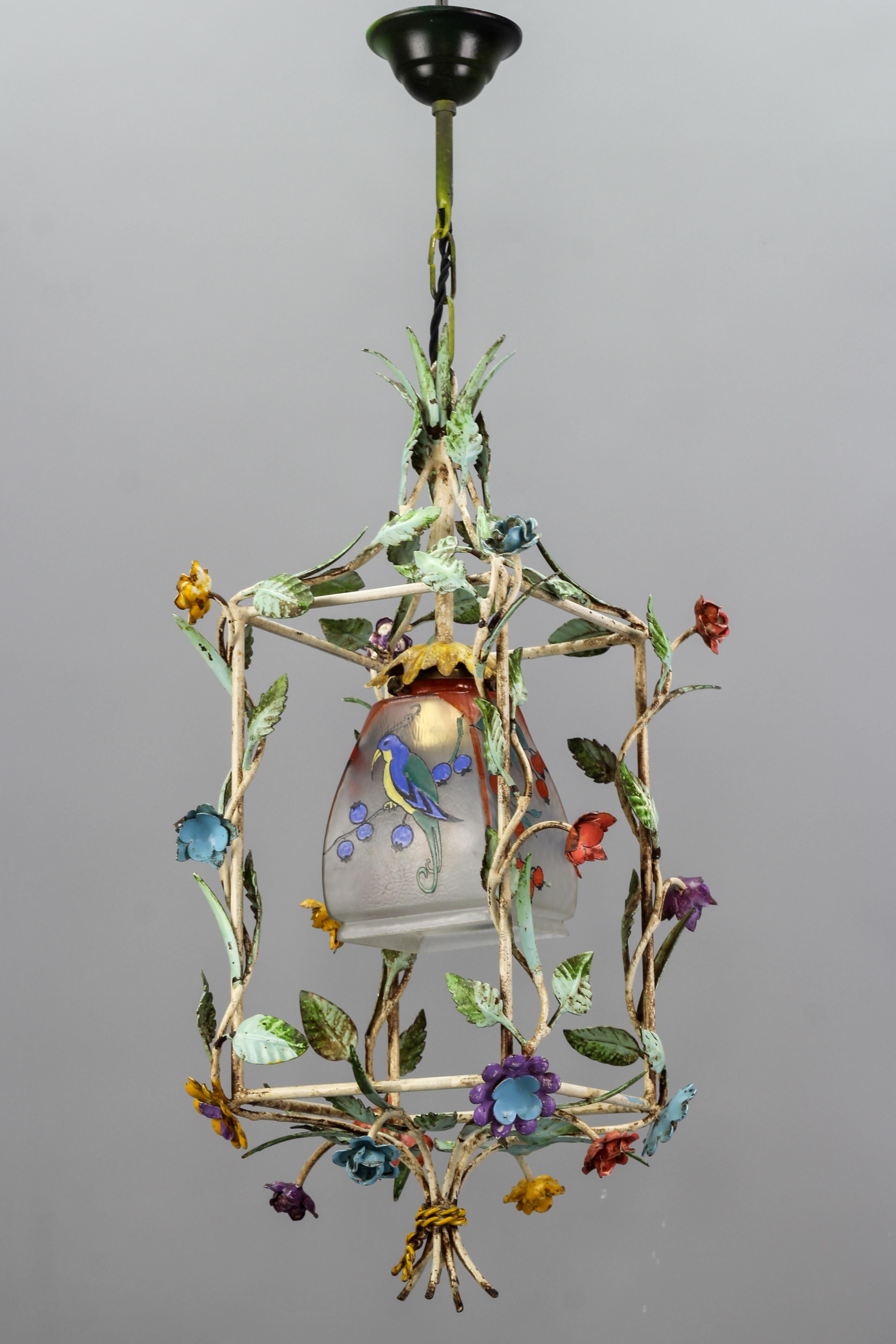 Métal Lampe à suspension française en tôle et verre polychrome en forme de cage à fleurs pastel, années 1950 en vente