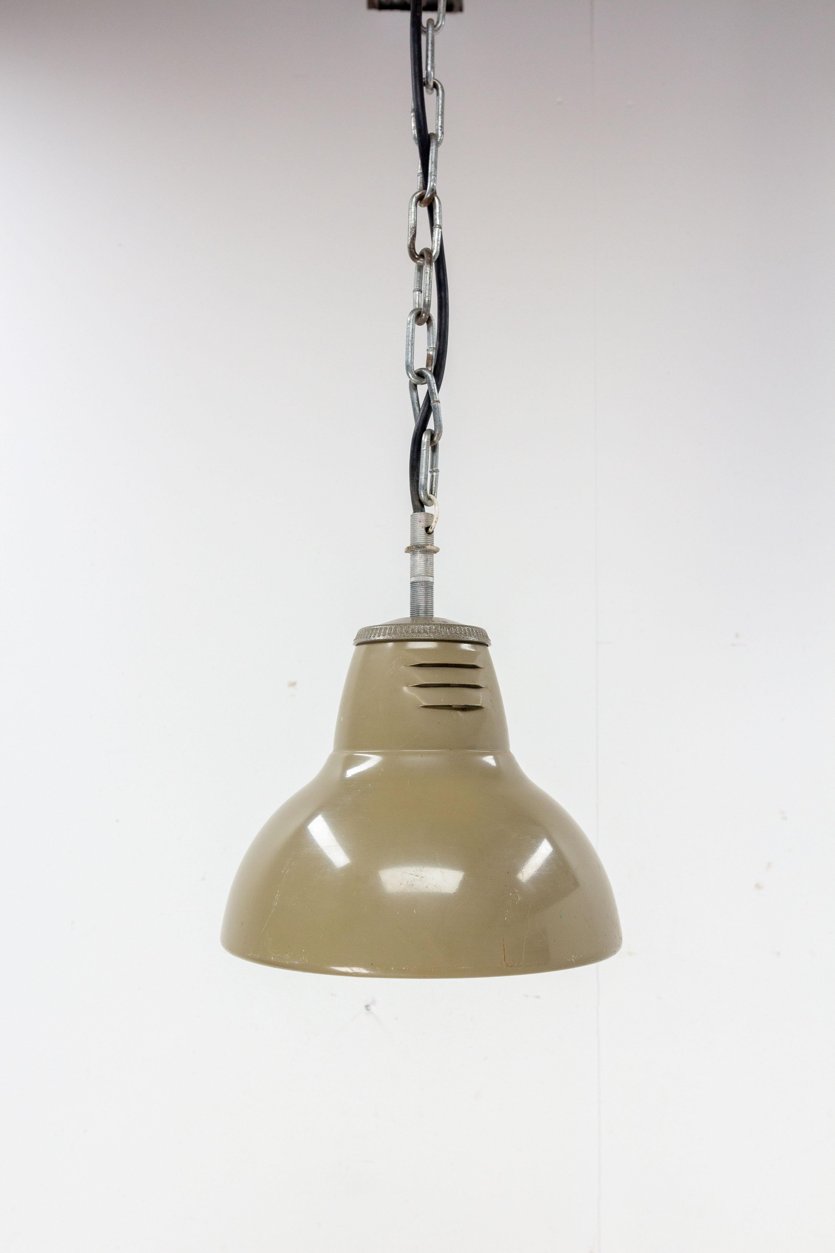 Pendant light chandelier, France, mid-century
Industriel style with glass inside (holophane style) for more efficient lighting.
Suspension accessory: chain
This can be rewired to USA, UK and European standards
Good condition

Shipping:
D26 H24 2,4
