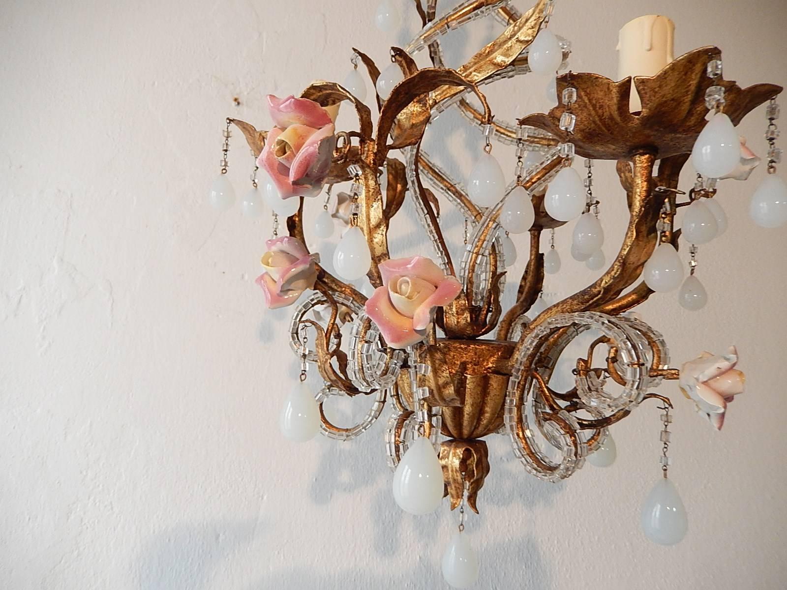 Lustre français de style Maison Bagues en tôle perlée, roses et gouttes d'opaline blanche en vente 4