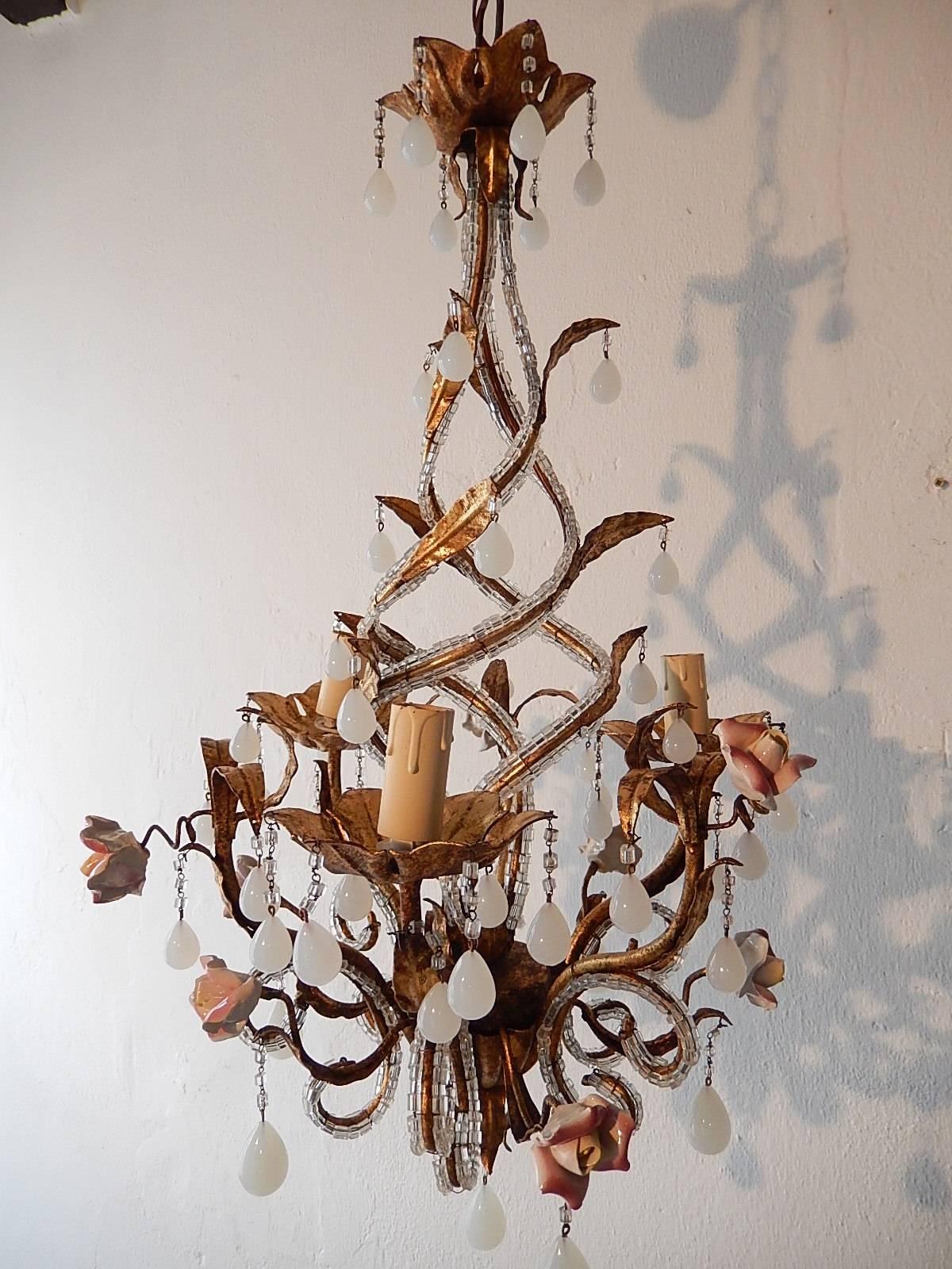 Français Lustre français de style Maison Bagues en tôle perlée, roses et gouttes d'opaline blanche en vente