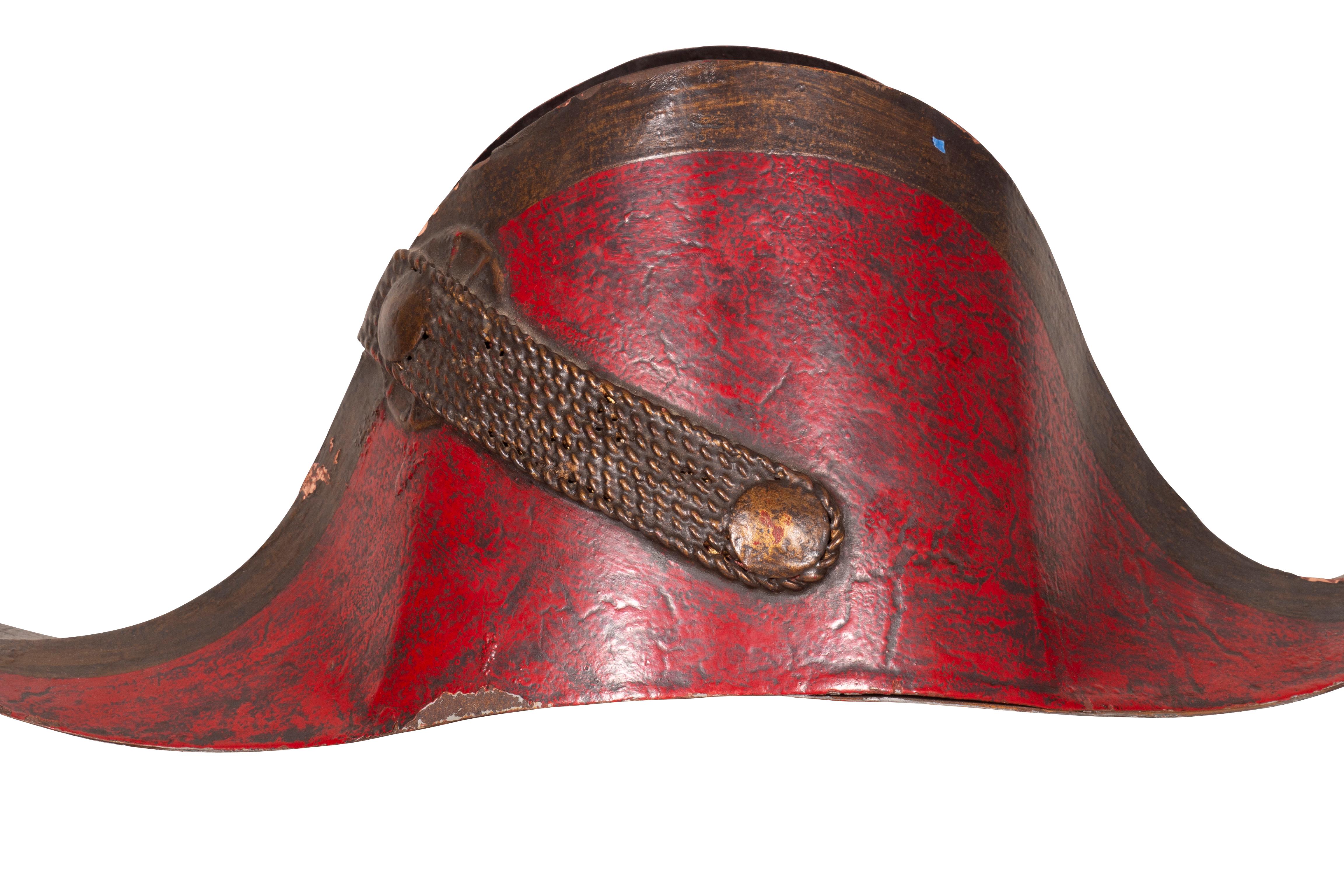 Chapeau bicorn français en tôle Bon état - En vente à Essex, MA