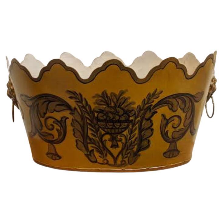 Producción limitada de cacharros franceses de tole pintados a mano en estilo chinoiserie. Disponible en diferentes colores y decoraciones. Forma redonda con parte superior festoneada.