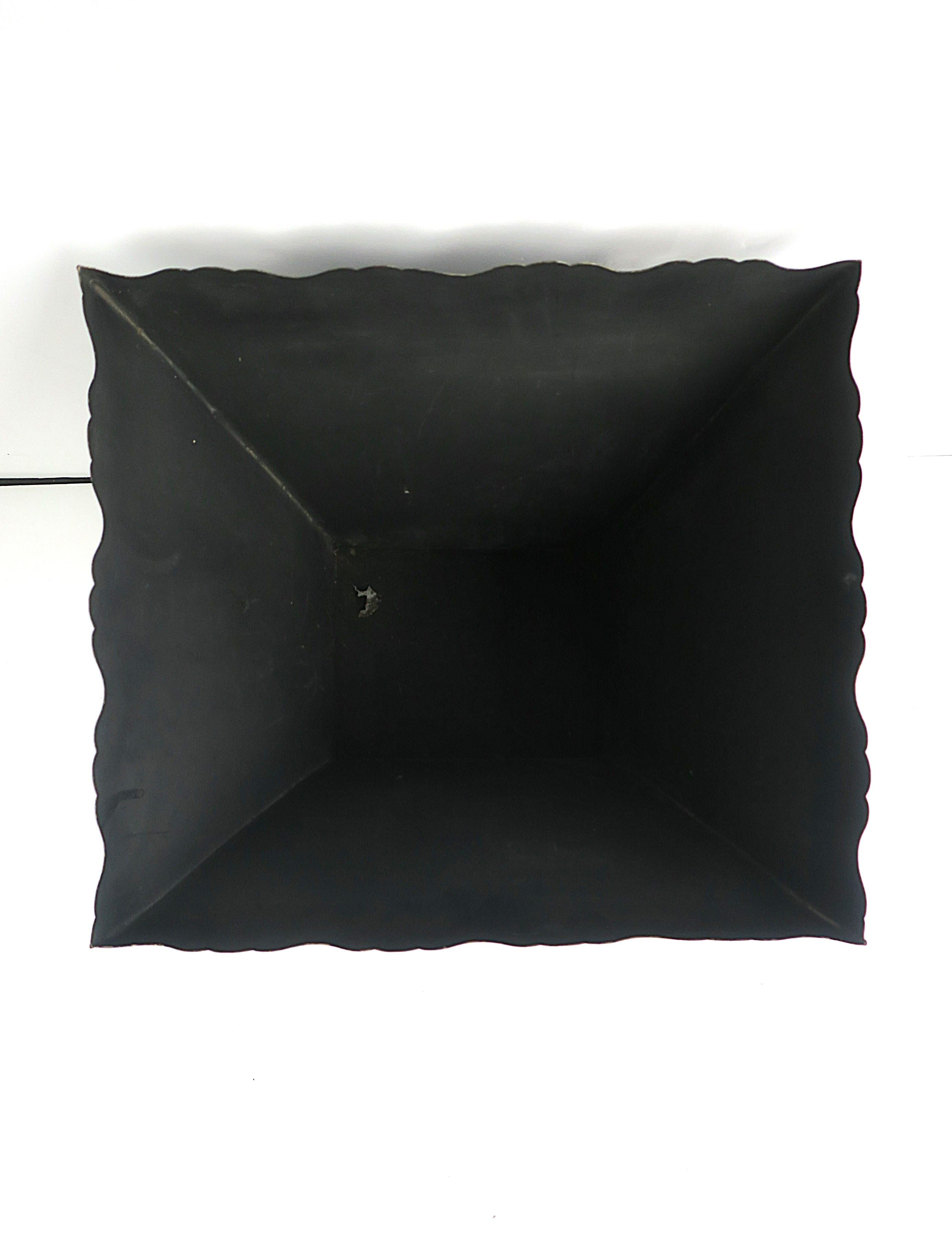 Tole Cachepot Stand Umbrella Bord festonné Pieds de lion, Large en vente 11
