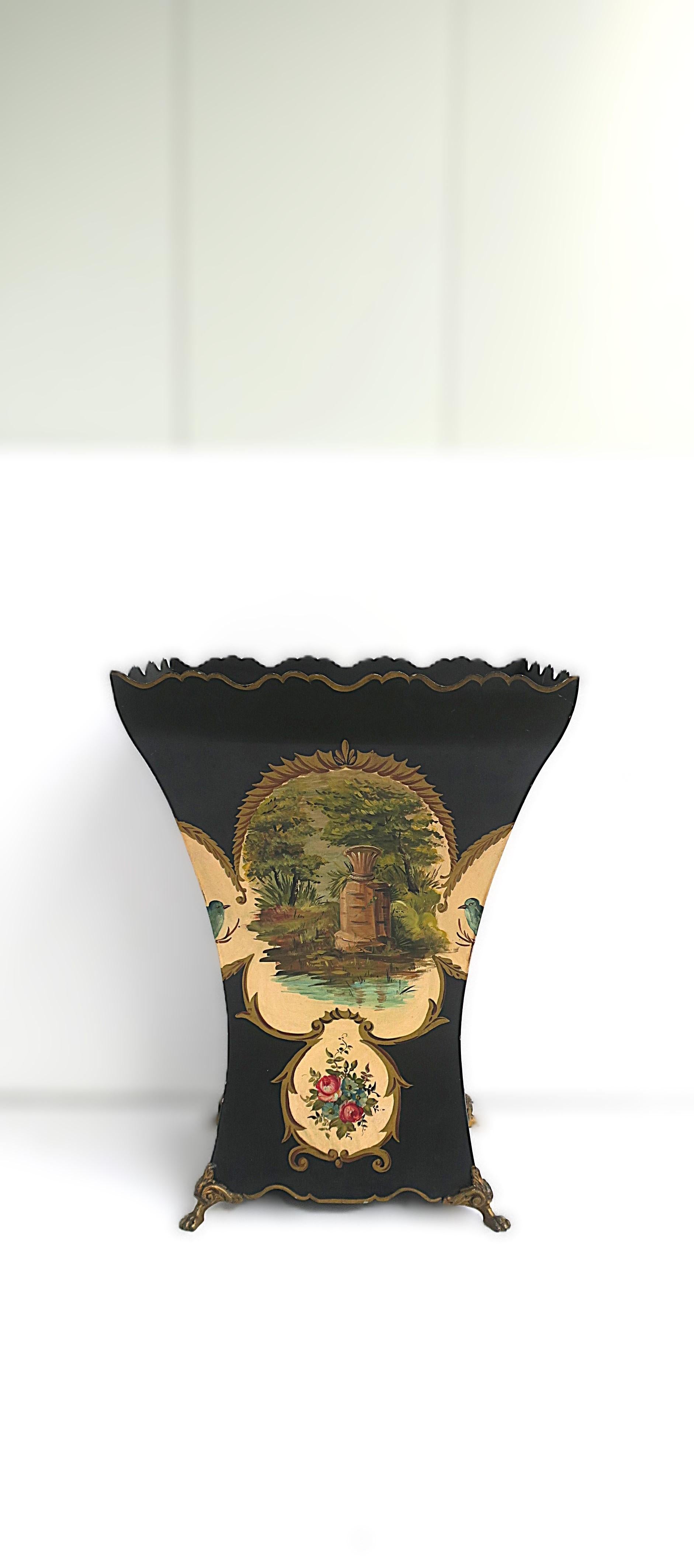 Un beau et relativement grand panier cache-pot à fleurs ou à plantes en tole française avec des pieds en pattes de lion, dans le style Rocco, vers le début du 20e siècle, France. Ce cache-pot en métal est noir avec une bordure dorée et une base à