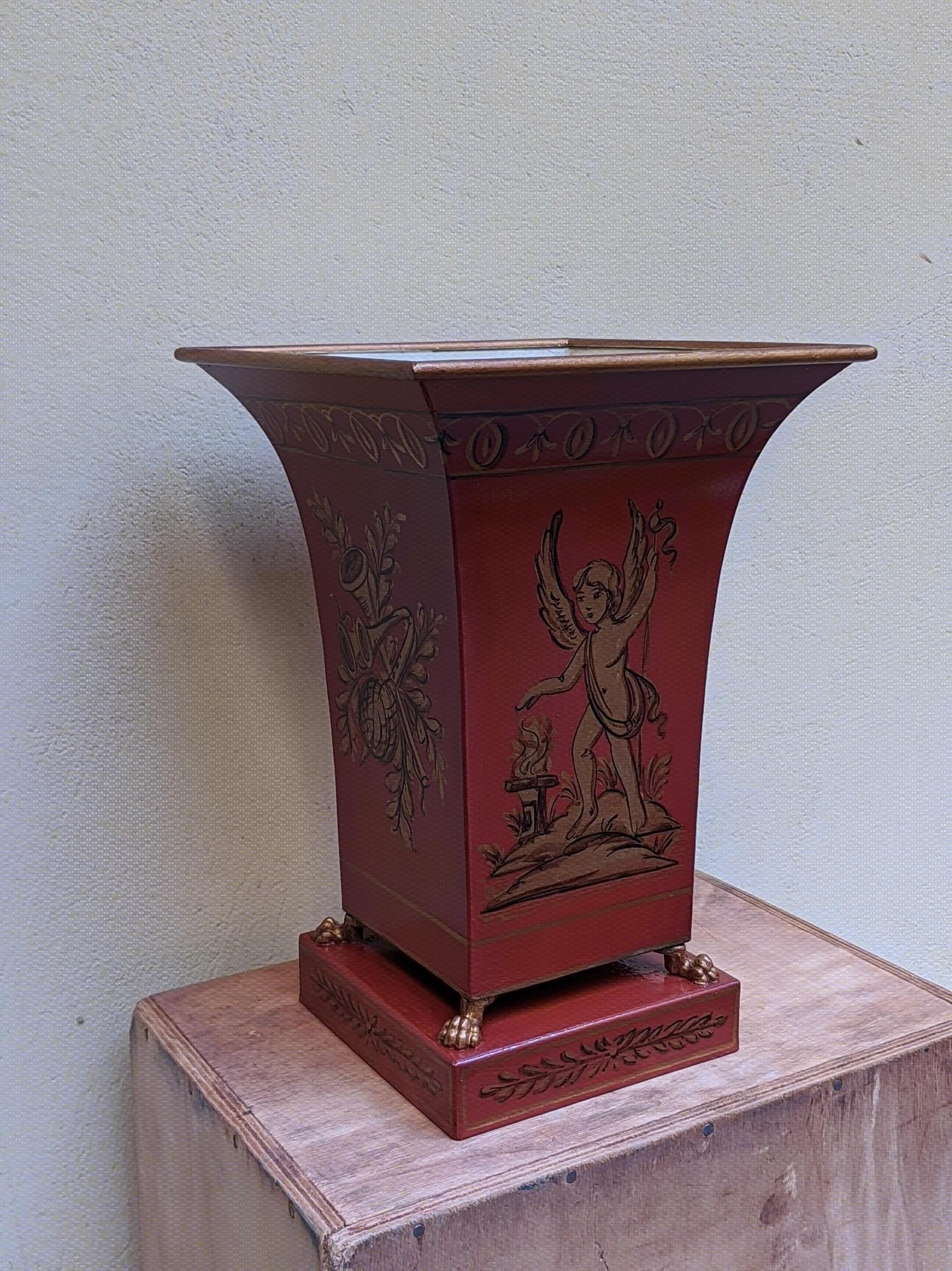 Produzione limitata di cachepot svasato French Tole in stile cineseria. Disponibile con diverse decorazioni e colori. Di forma quadrata.