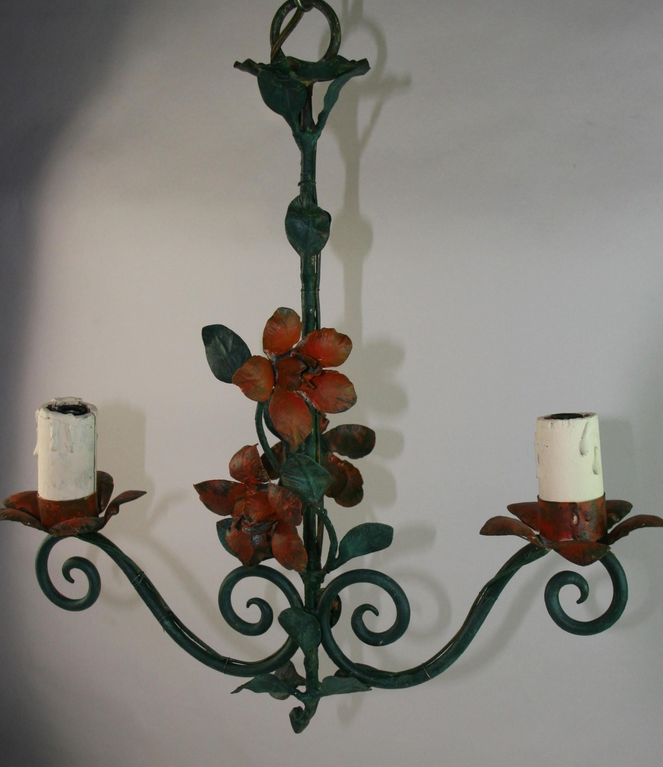 1683 Lampadario a 2 luci con fiori e foglie in tiglio francese
Lampadine a candelabro da 60 watt.