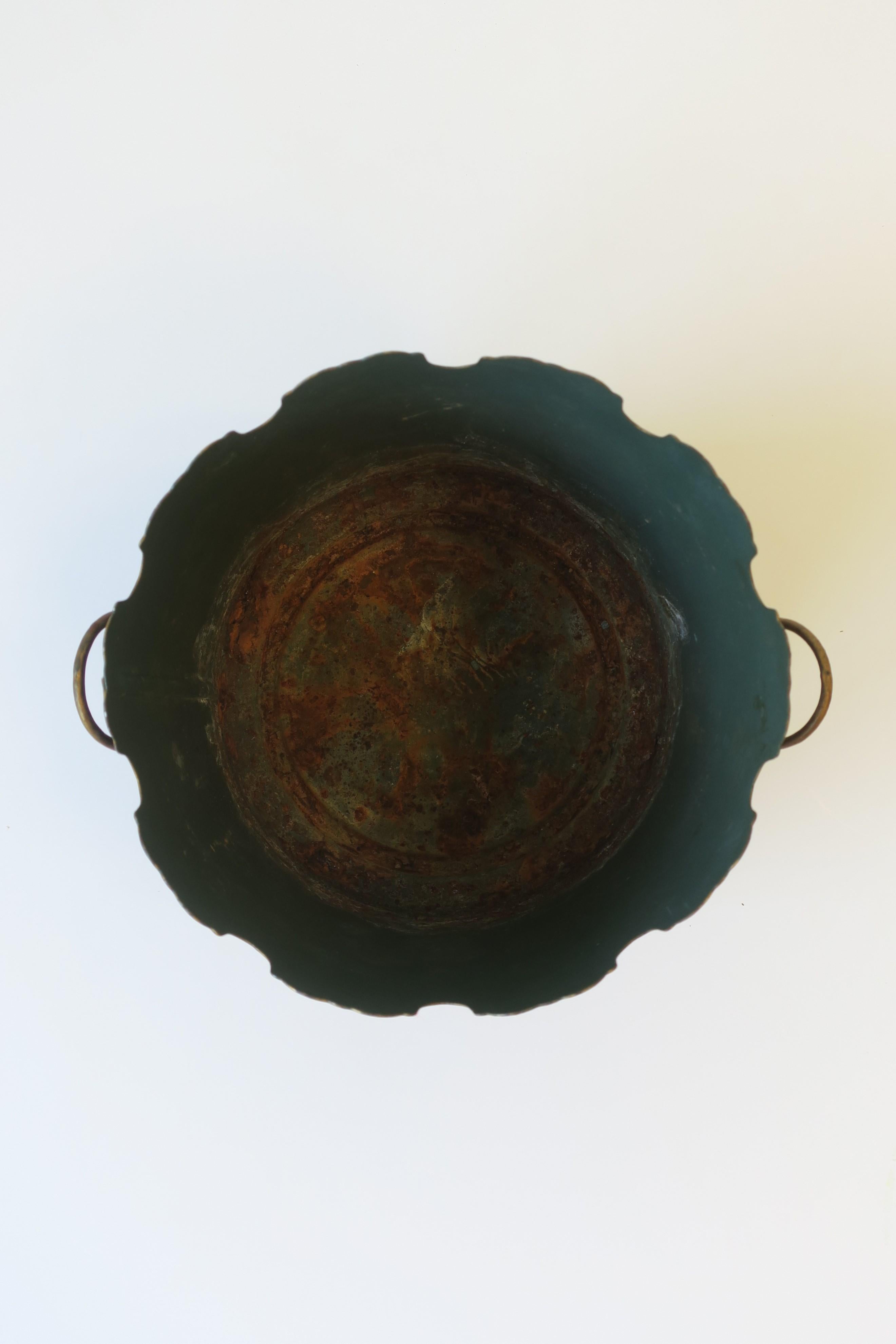 French Tôle Green & Gold Jardinière Cachepot with Scalloped Edge, 20th c France For Sale 6