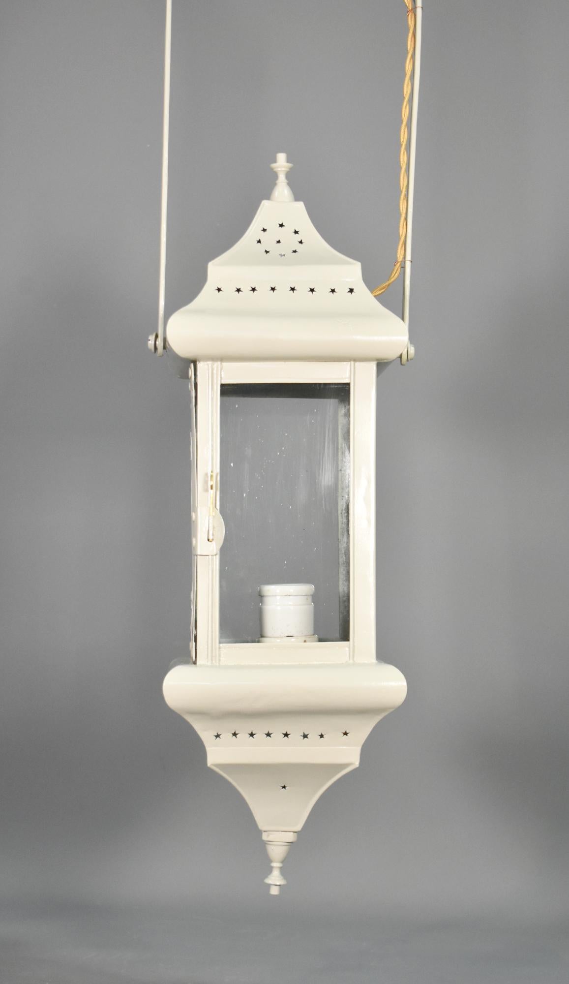 French Tole Hall Lantern In Good Condition For Sale In SAINTE-COLOMBE, FR