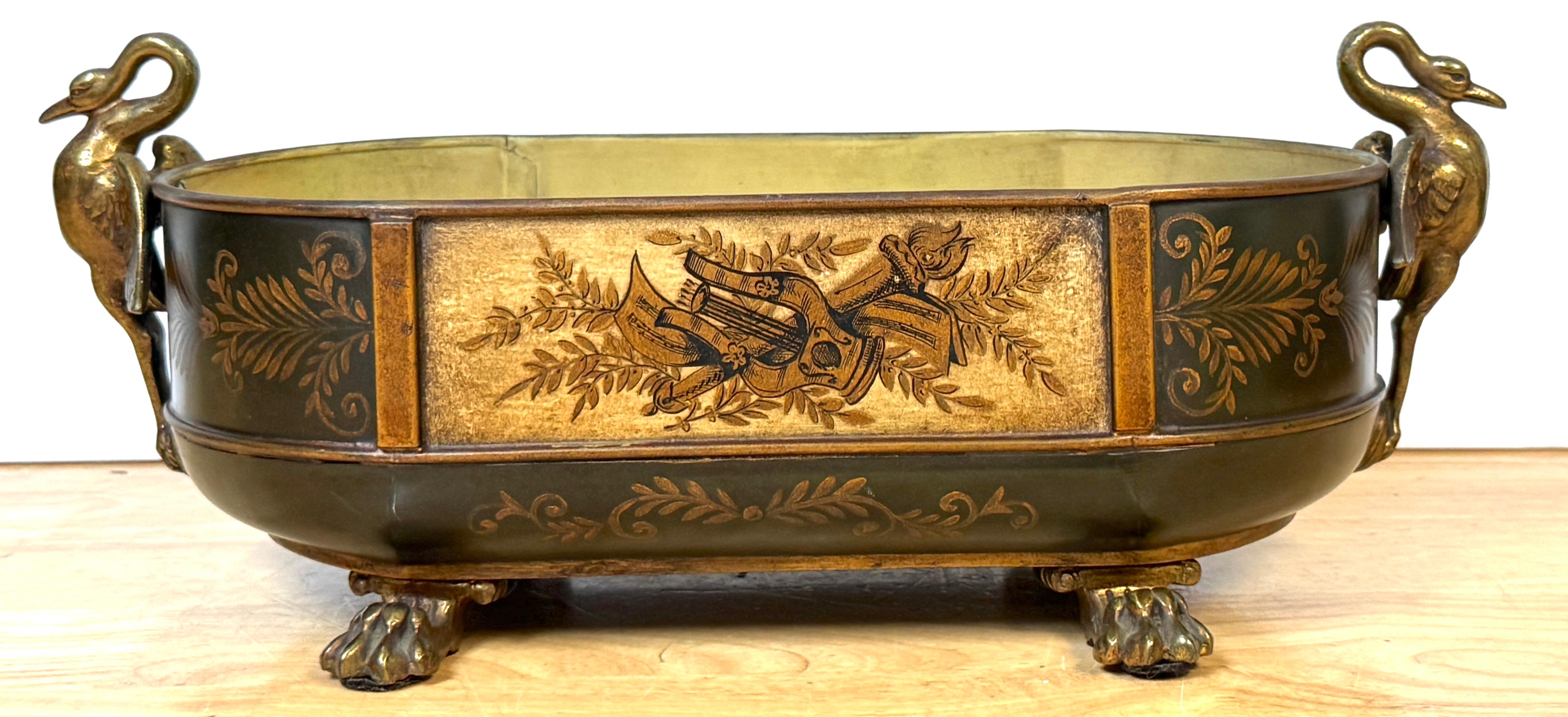Fioriera francese in stile neoclassico Luigi XVI in stile policromatico, venduta al dettaglio da Plummer Ltd, NY

Un'elegante fioriera francese in stile neoclassico Luigi XVI, venduta da Plummer Ltd, NY. Questo squisito pezzo presenta una ricca