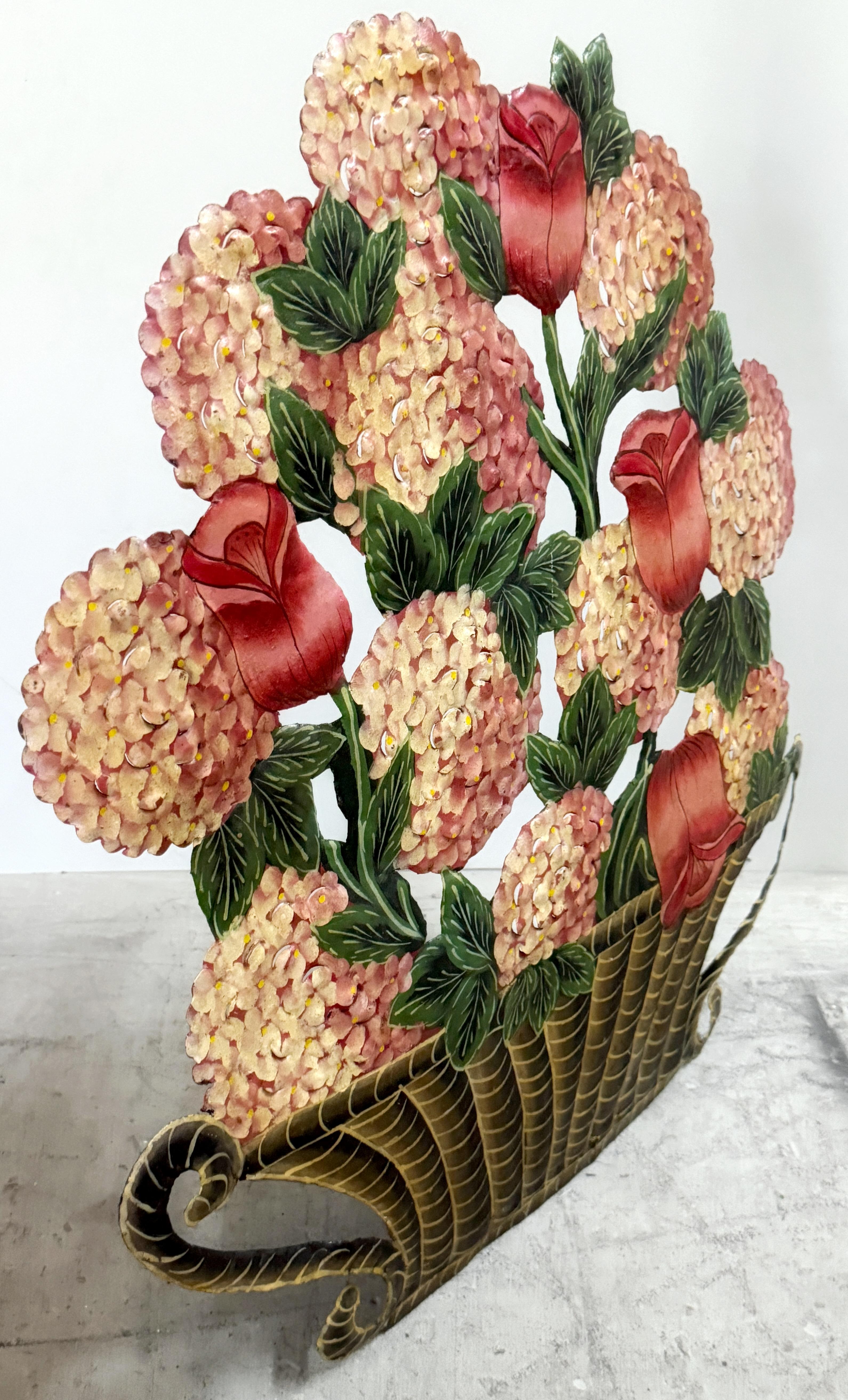 Französisches Schnullerbrett mit Blumenbemalung - Korb mit Tulpen und Hortensien, 20. im Angebot 5