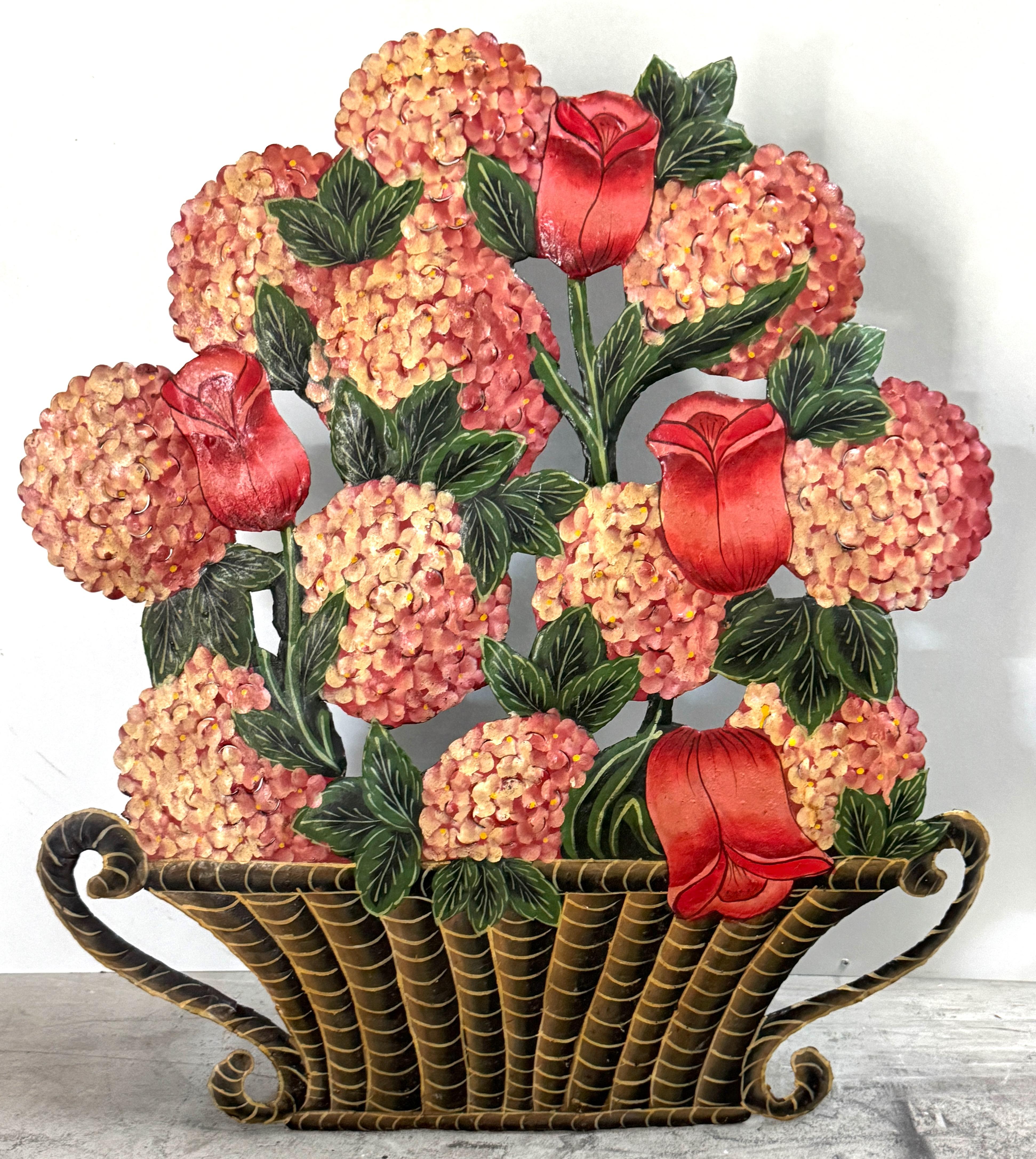  Französisches Schnullerbrett mit Blumenbemalung - Korb mit Tulpen und Hortensien, 20. 

Ein charmantes, französisches, mit Blumen bemaltes Schnullerbrett, 20. Jahrhundert, in Form eines üppigen Blumenkorbs gefertigt. Diese ausgeschnittenen,
