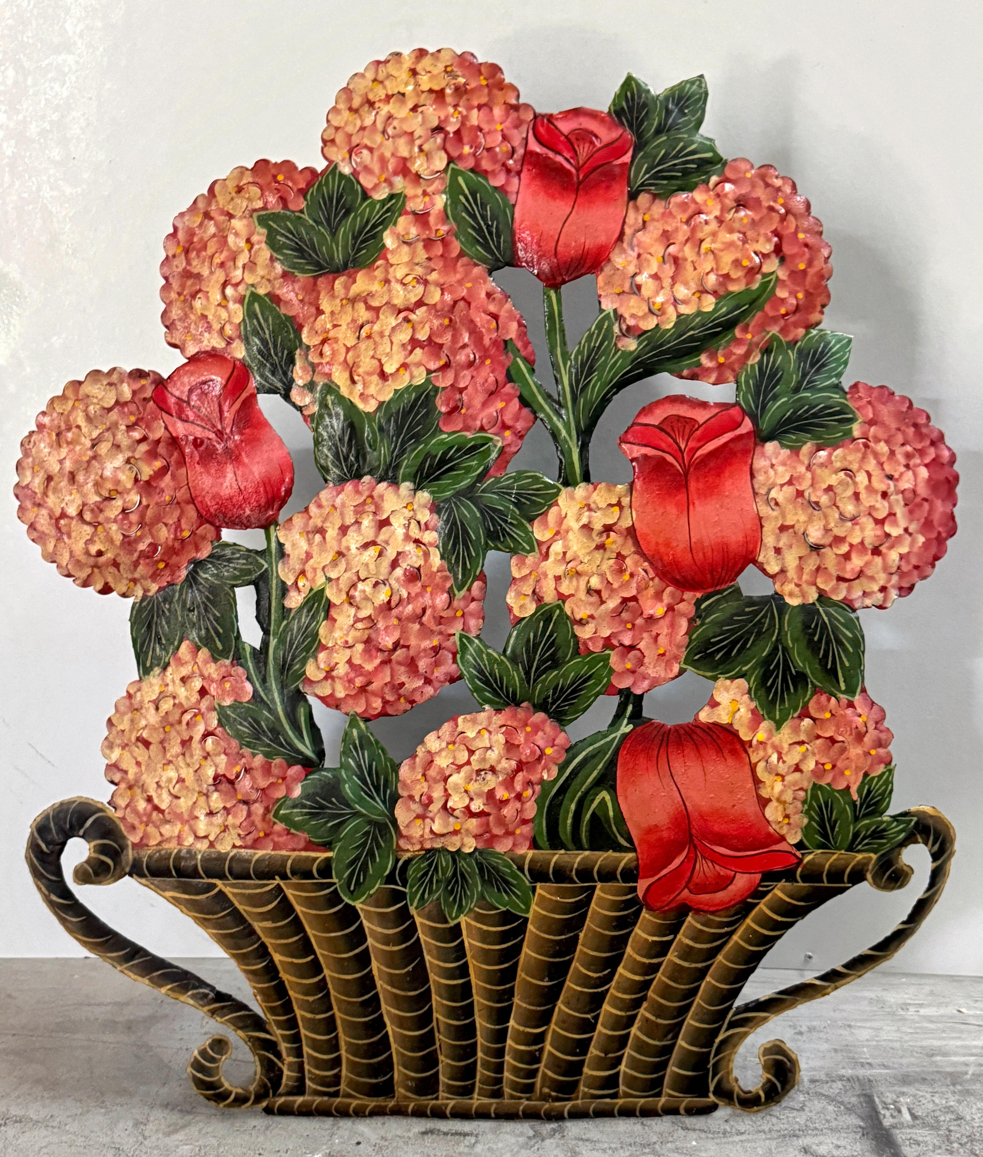Französisches Schnullerbrett mit Blumenbemalung - Korb mit Tulpen und Hortensien, 20. (Handbemalt) im Angebot