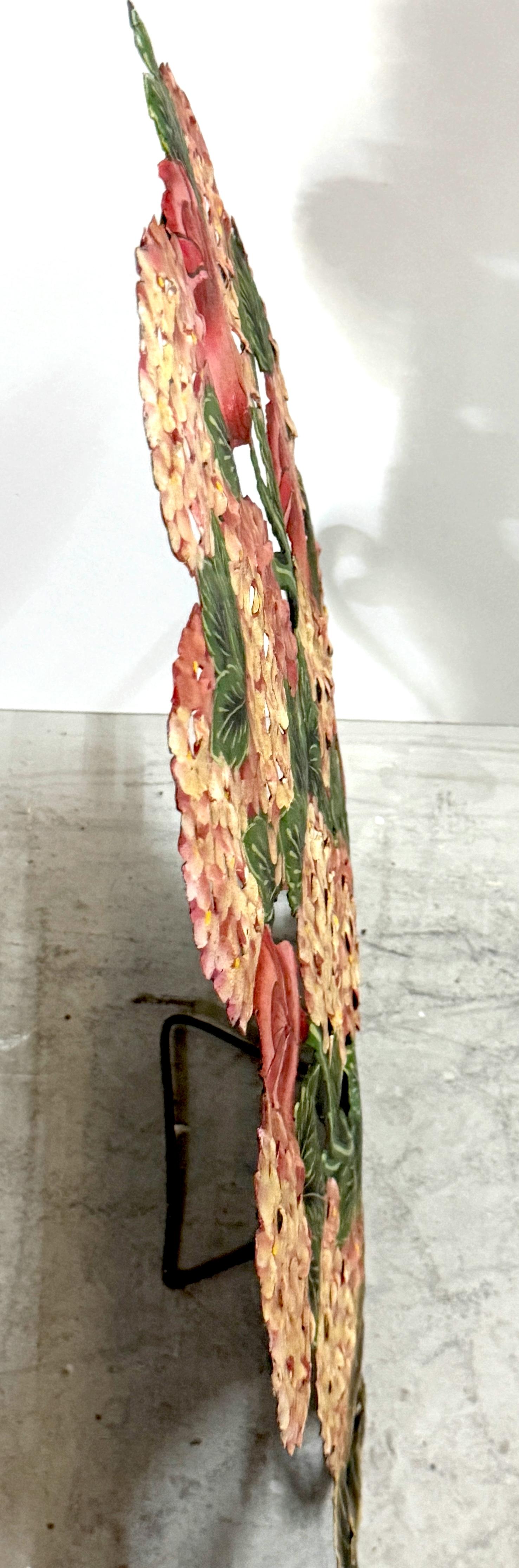 Französisches Schnullerbrett mit Blumenbemalung - Korb mit Tulpen und Hortensien, 20. im Zustand „Gut“ im Angebot in West Palm Beach, FL