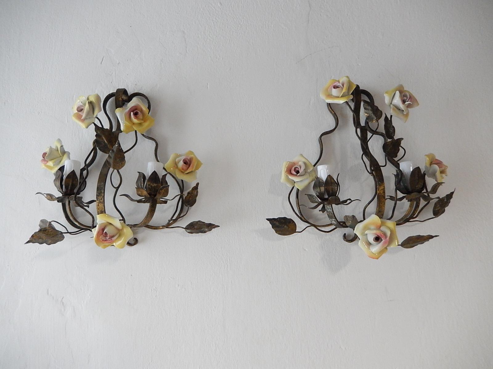 French Tole Porcelain Roses and Crystal Sconces, circa 1920 In Good Condition For Sale In Modena (MO), Modena (Mo)