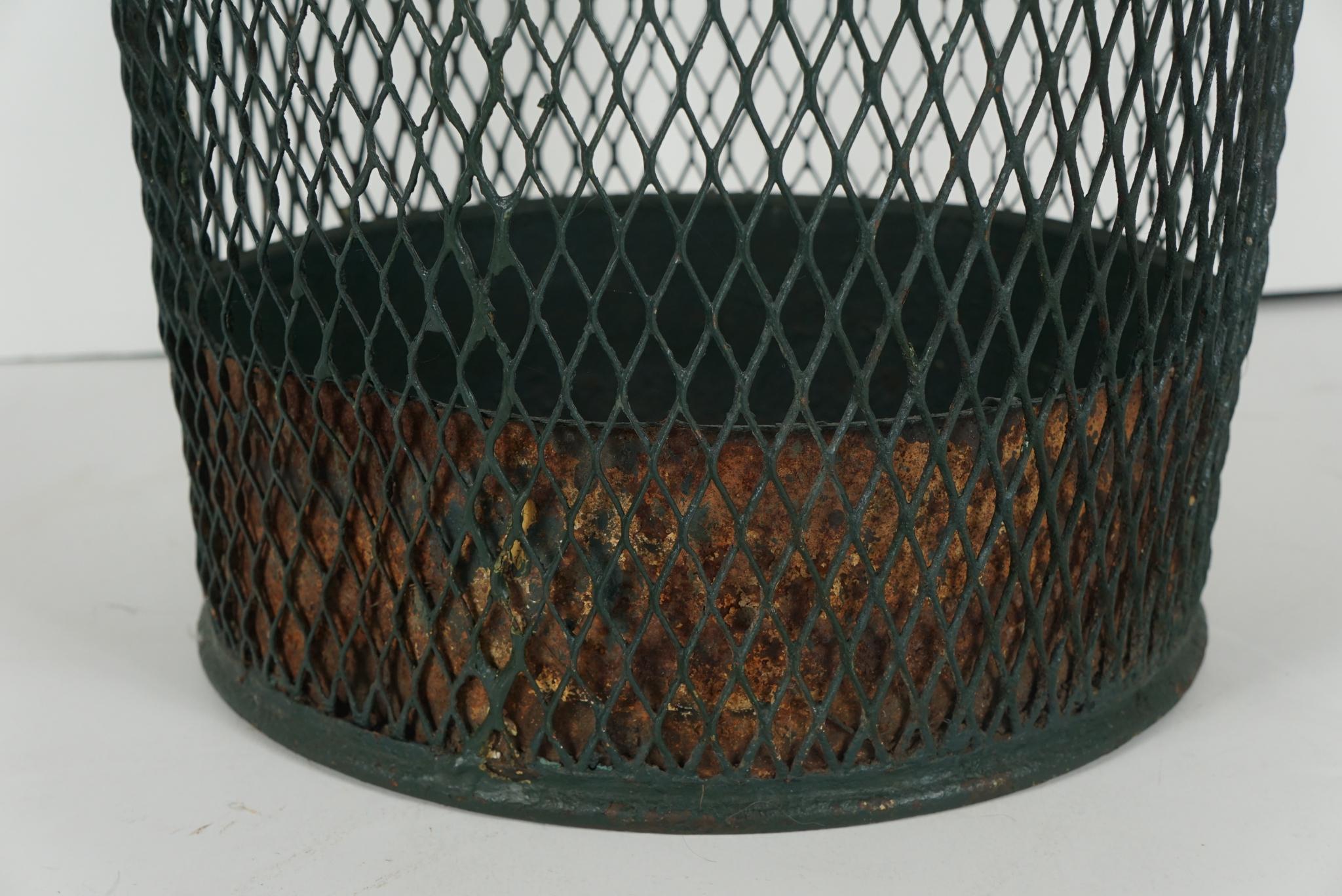 French Tole Split Wire Early 20th Century Trash Can with Liner In Good Condition For Sale In Hudson, NY