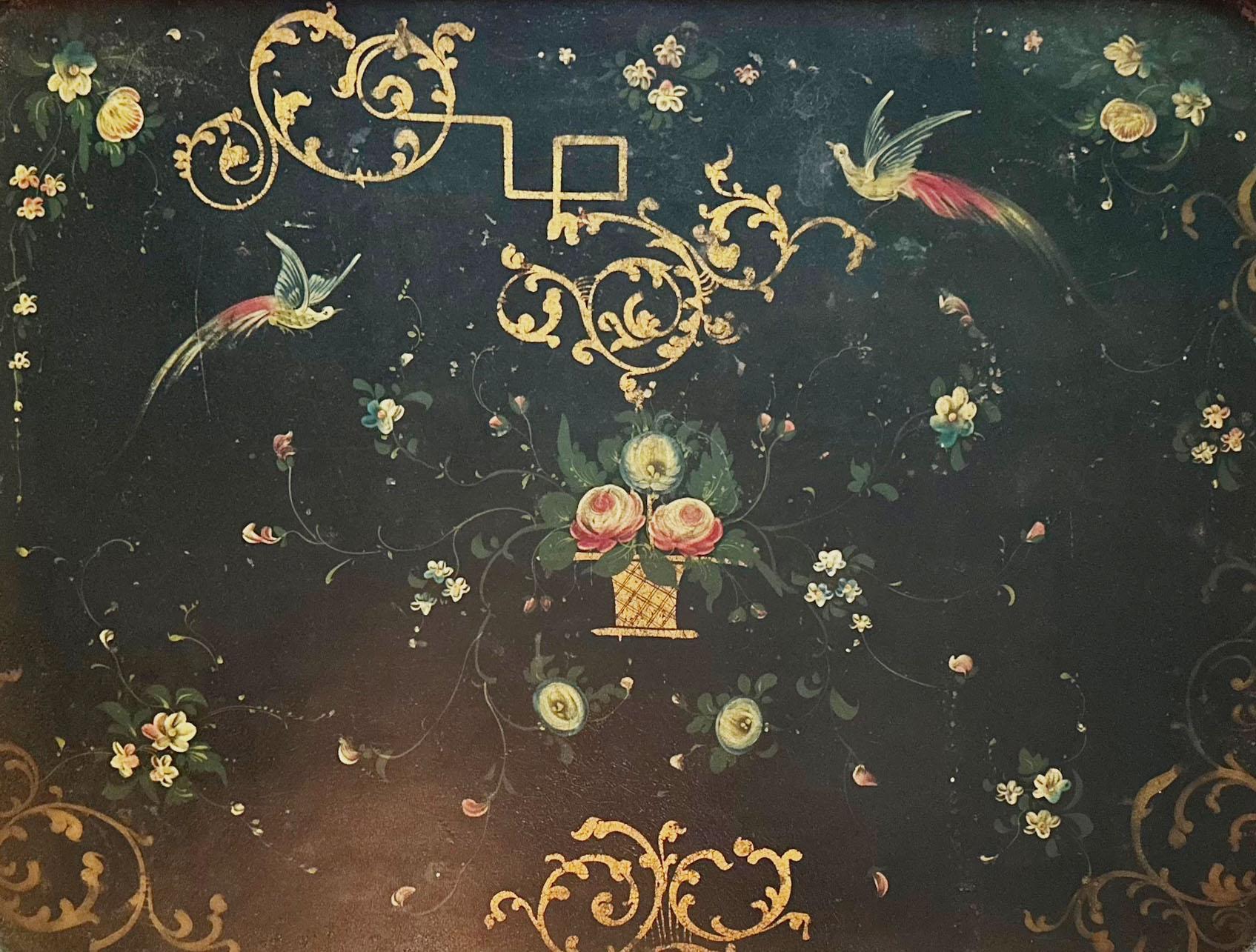Ein schönes antikes Tablett aus den 1800er Jahren, Frankreich, mit handgemalten Vögeln und Blumen. 

