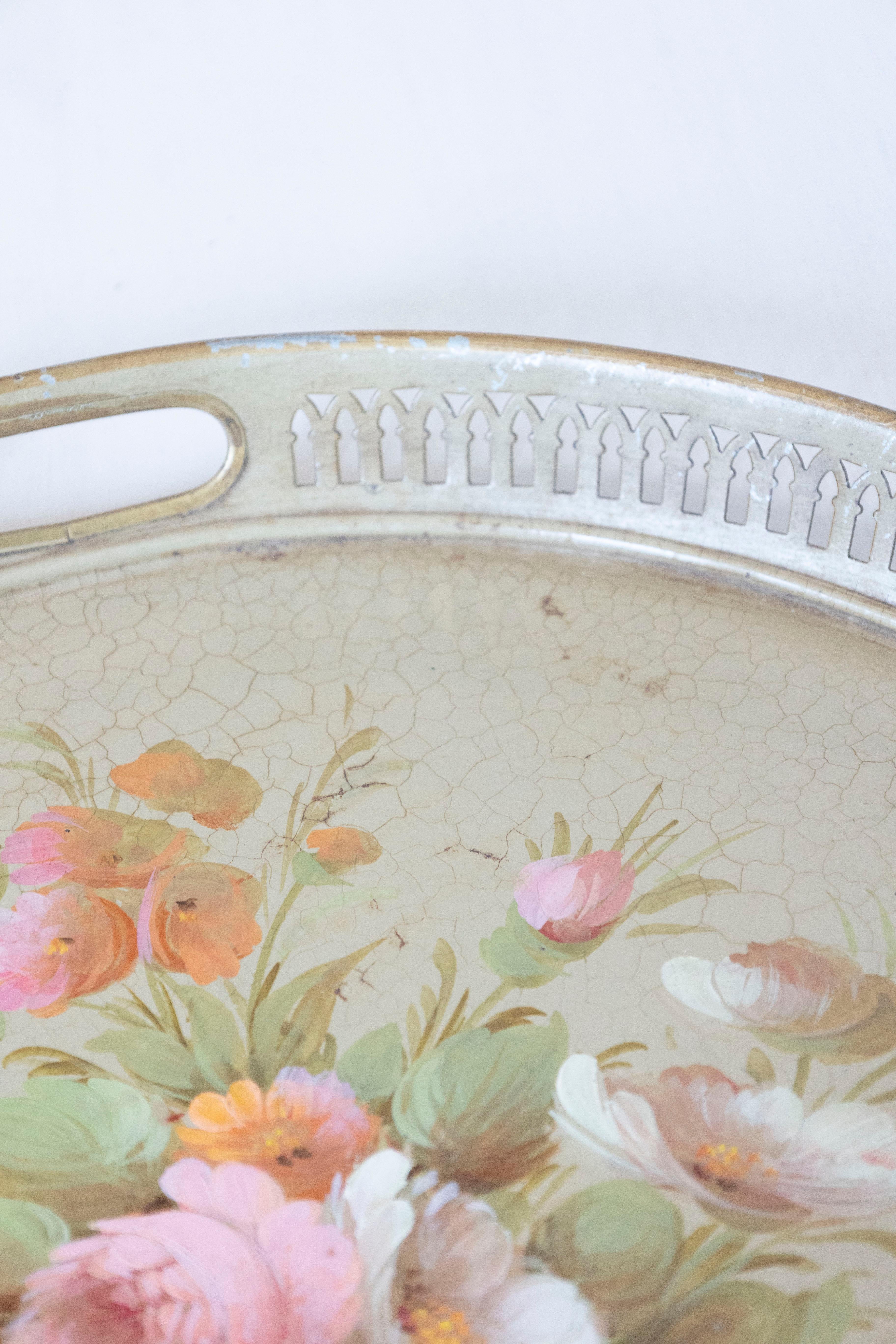 Francés, Bandeja Tôle con Ramo de Rosas Pintado a Mano y Galería Perforada Pintado a mano en venta