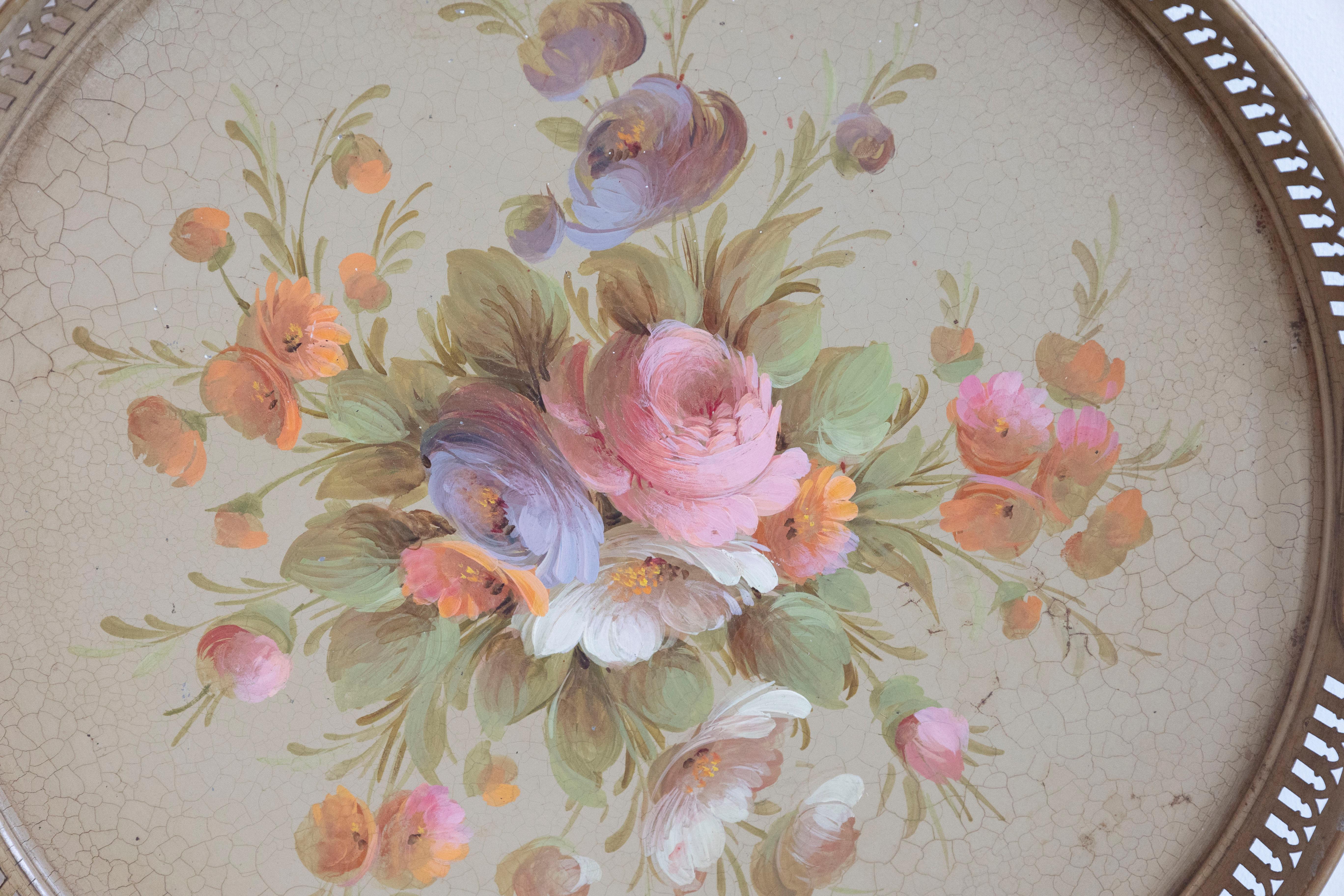 Francés, Bandeja Tôle con Ramo de Rosas Pintado a Mano y Galería Perforada en Bueno estado para la venta en Atlanta, GA