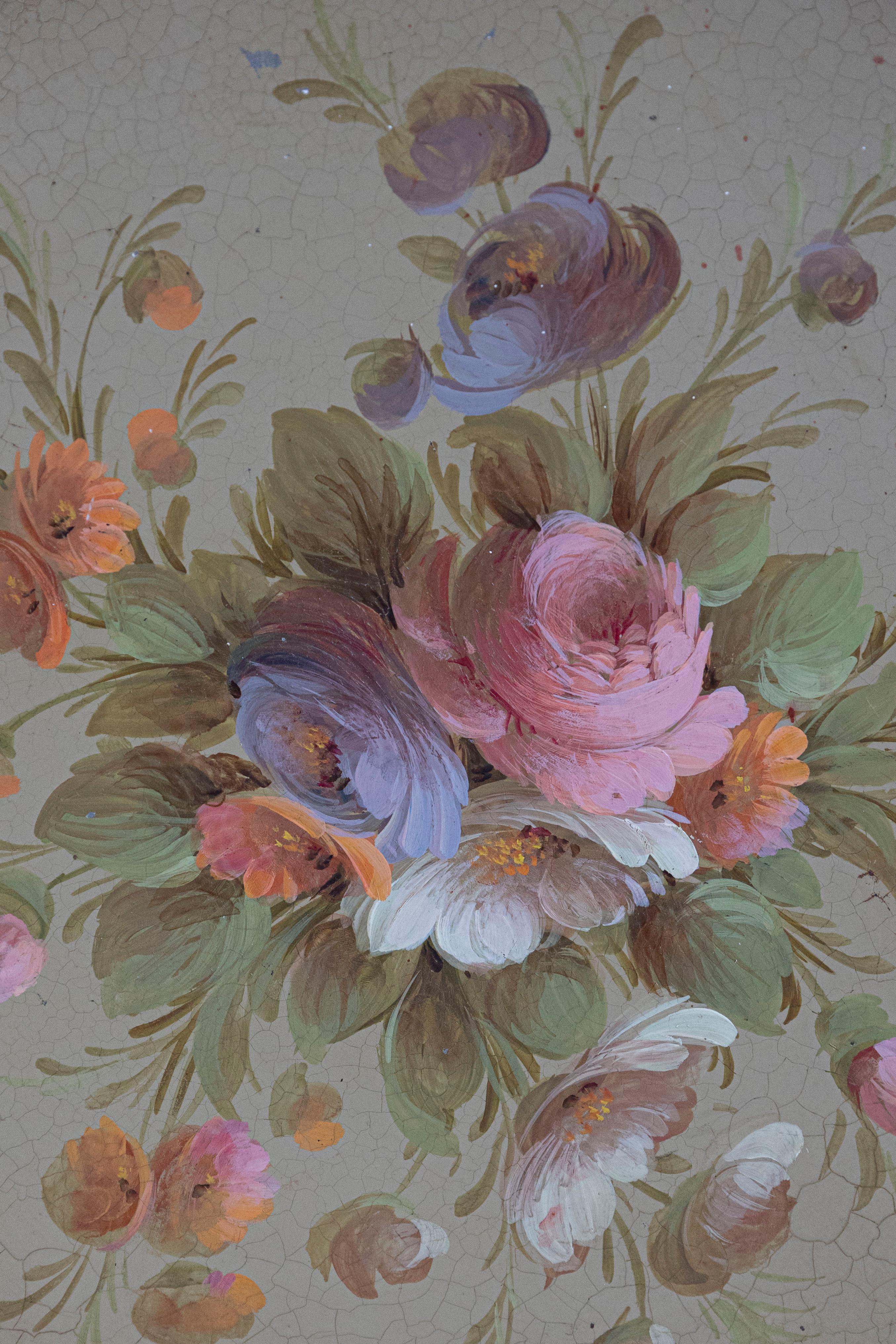 Francés, Bandeja Tôle con Ramo de Rosas Pintado a Mano y Galería Perforada siglo XX en venta