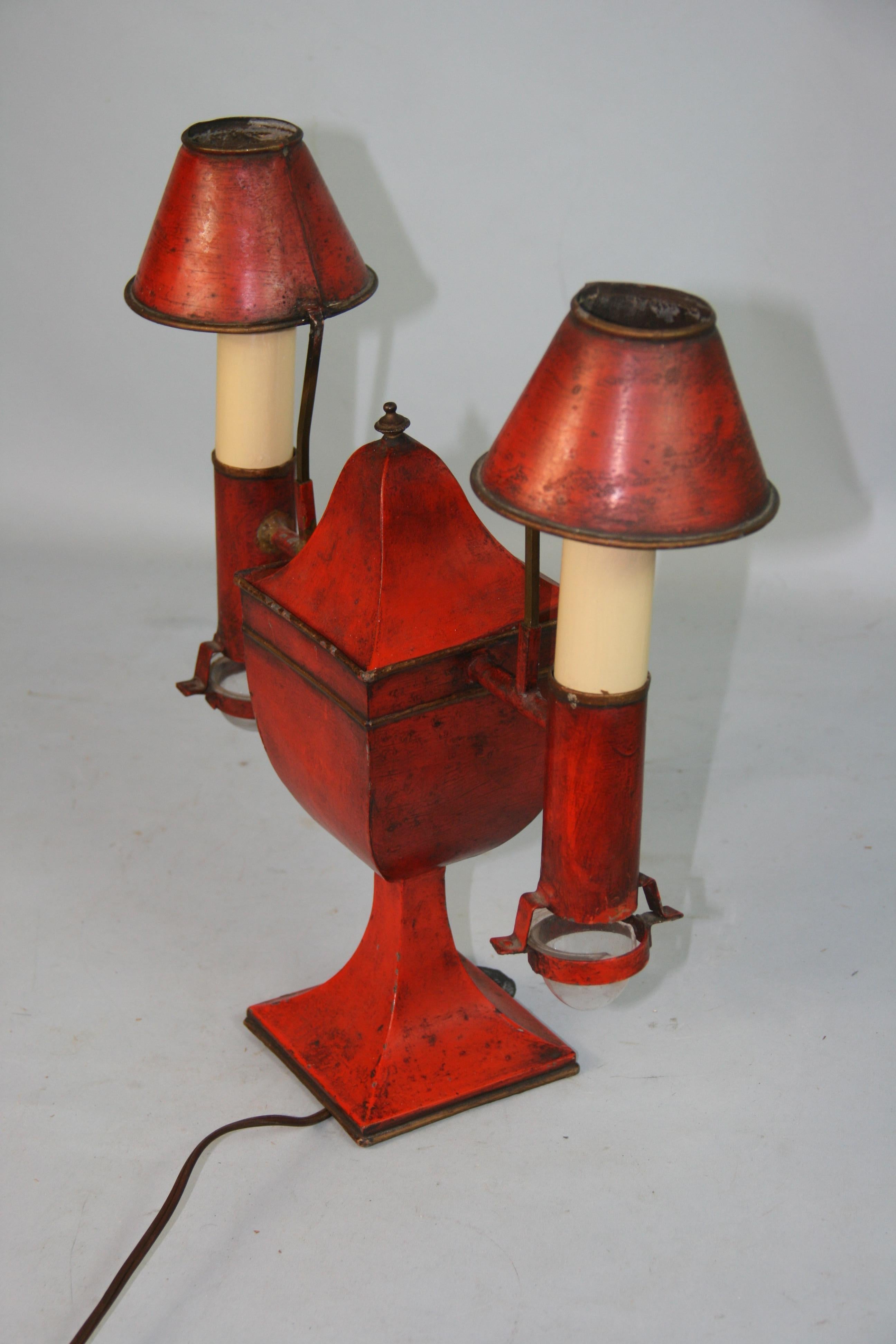 Métal Lampe de table à deux lumières Tole française 1940's en vente