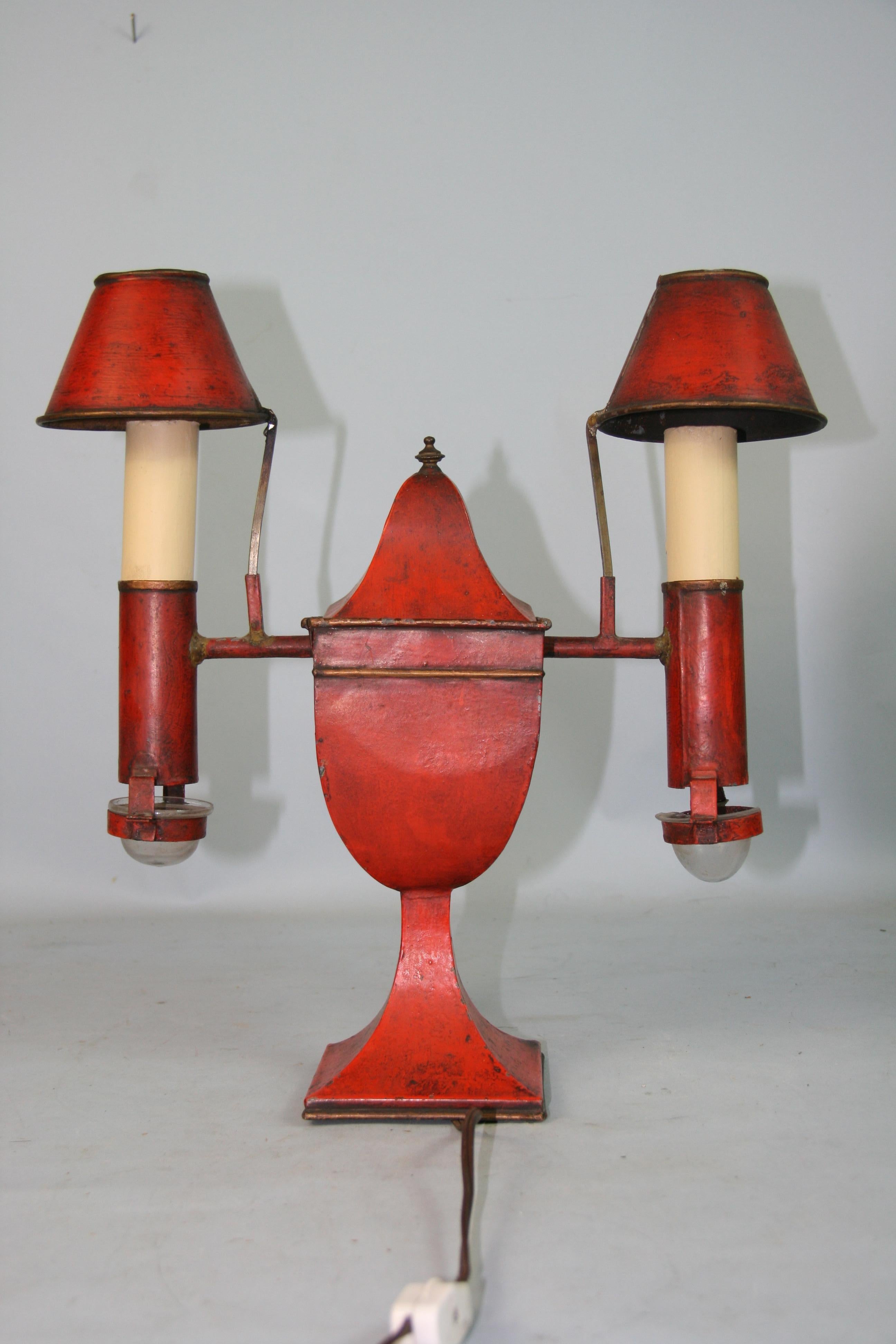 Lampe de table à deux lumières Tole française 1940's en vente 3