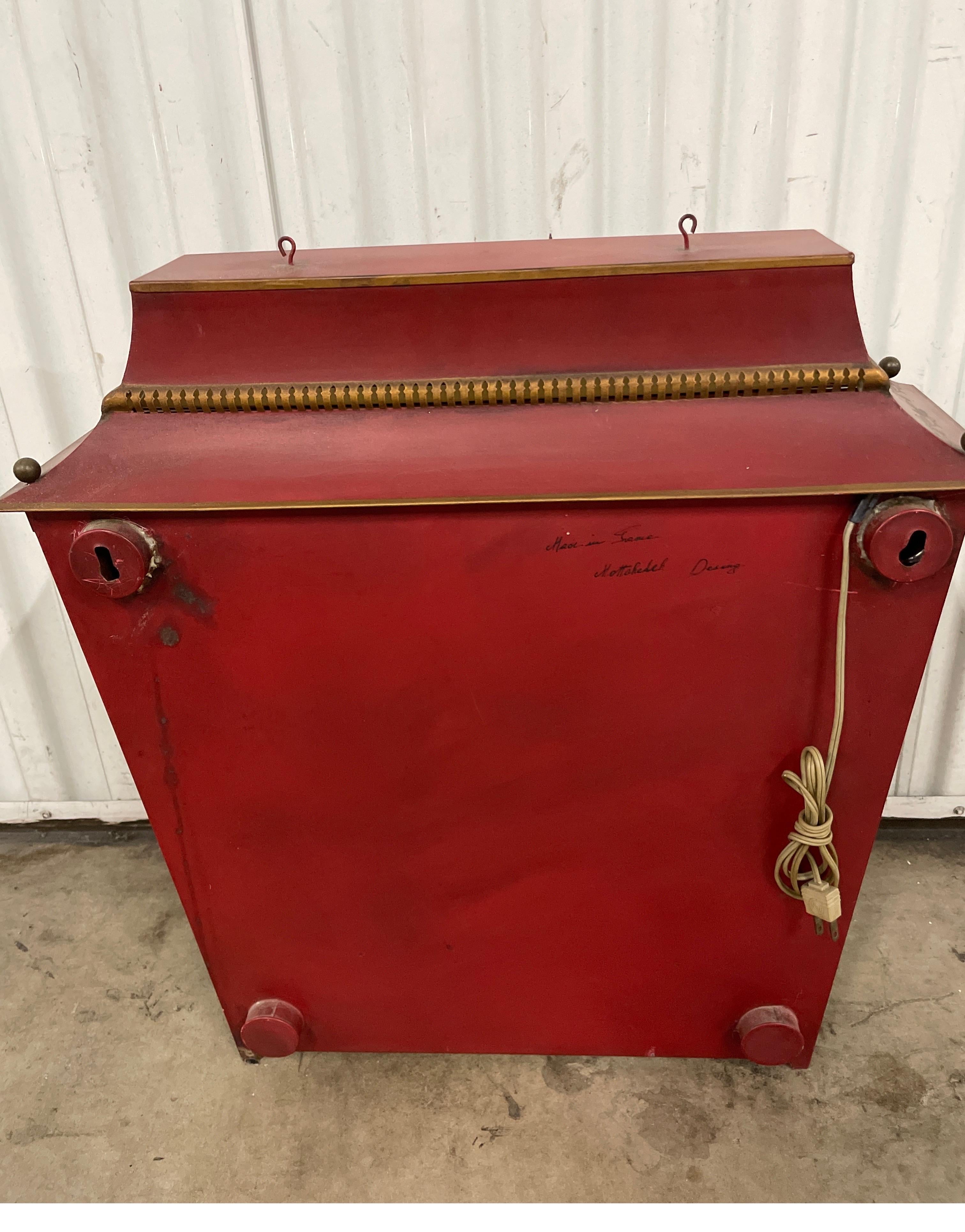 French Tole Wall Hanging Pagoda Style Vitrine In Good Condition In West Palm Beach, FL