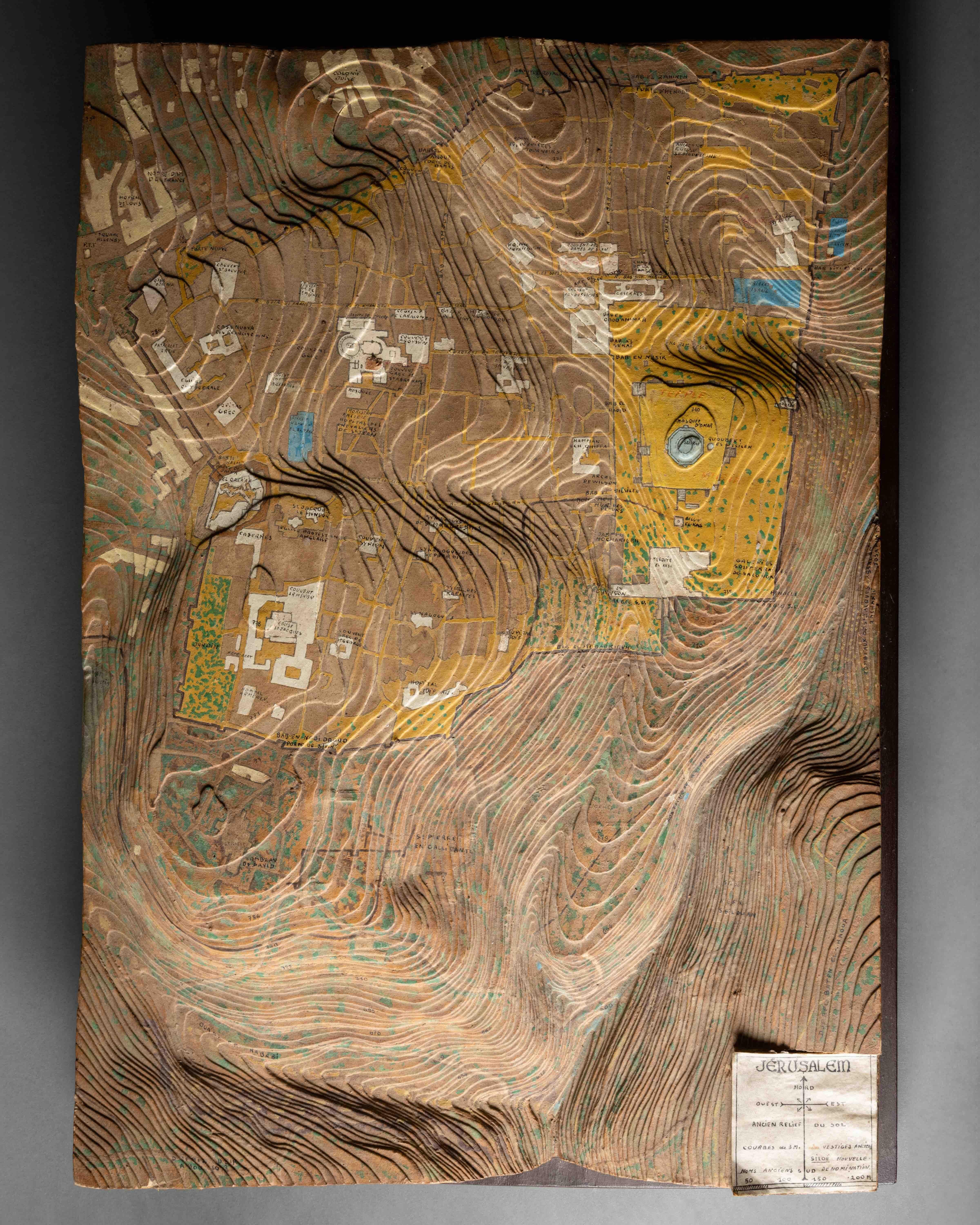 Carte topographique française gaufrée en trois dimensions de l'ancienne Jérusalem
19ème siècle
bois et plâtre coloré à la main 
10,5 x 43 x 58 cm

Collectional : Collection privée UK

Bois et plâtre / papier maché coloré à la main représentant un