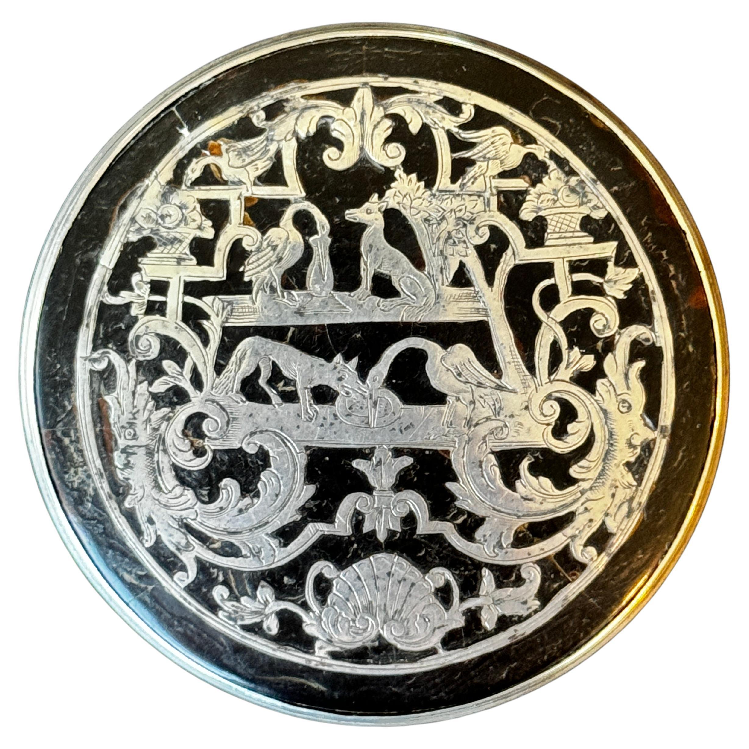 Boîte circulaire française en écaille de tortue avec plateau en argent incrusté représentant un renard et un cigogne en vente
