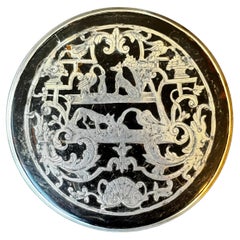 Boîte circulaire française en écaille de tortue avec plateau en argent incrusté représentant un renard et un cigogne