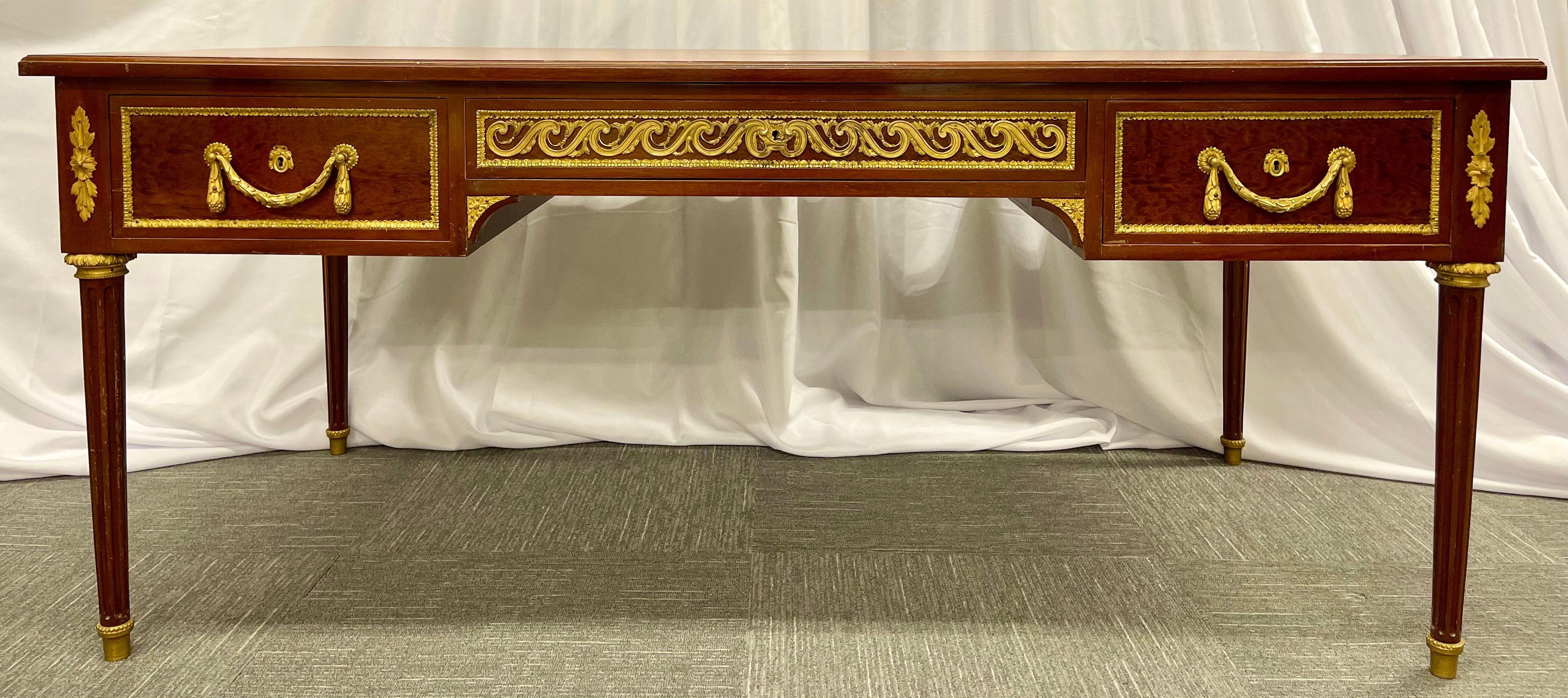 Schildkrötenholz Louis XVI-Stil Maison Jansen Partner Schreibtisch oder bureau plat. Die feinste Qualität und vergoldete Metallbronzebeschläge sind auf diesem atemberaubenden monumentalen Partnerschreibtisch zu sehen, der in der Mitte eines jeden